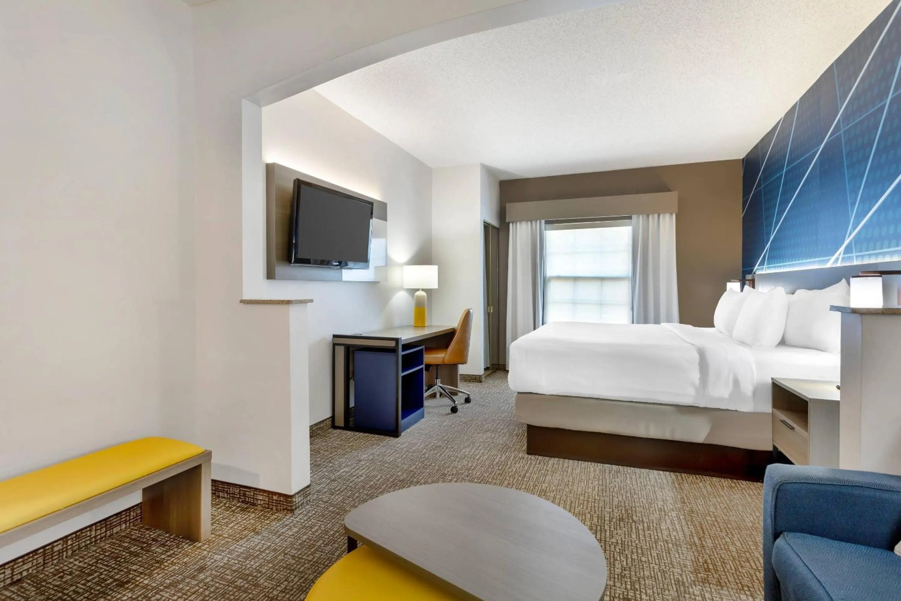 Bedroom, Bed in Comfort Suites East Brunswick - South River