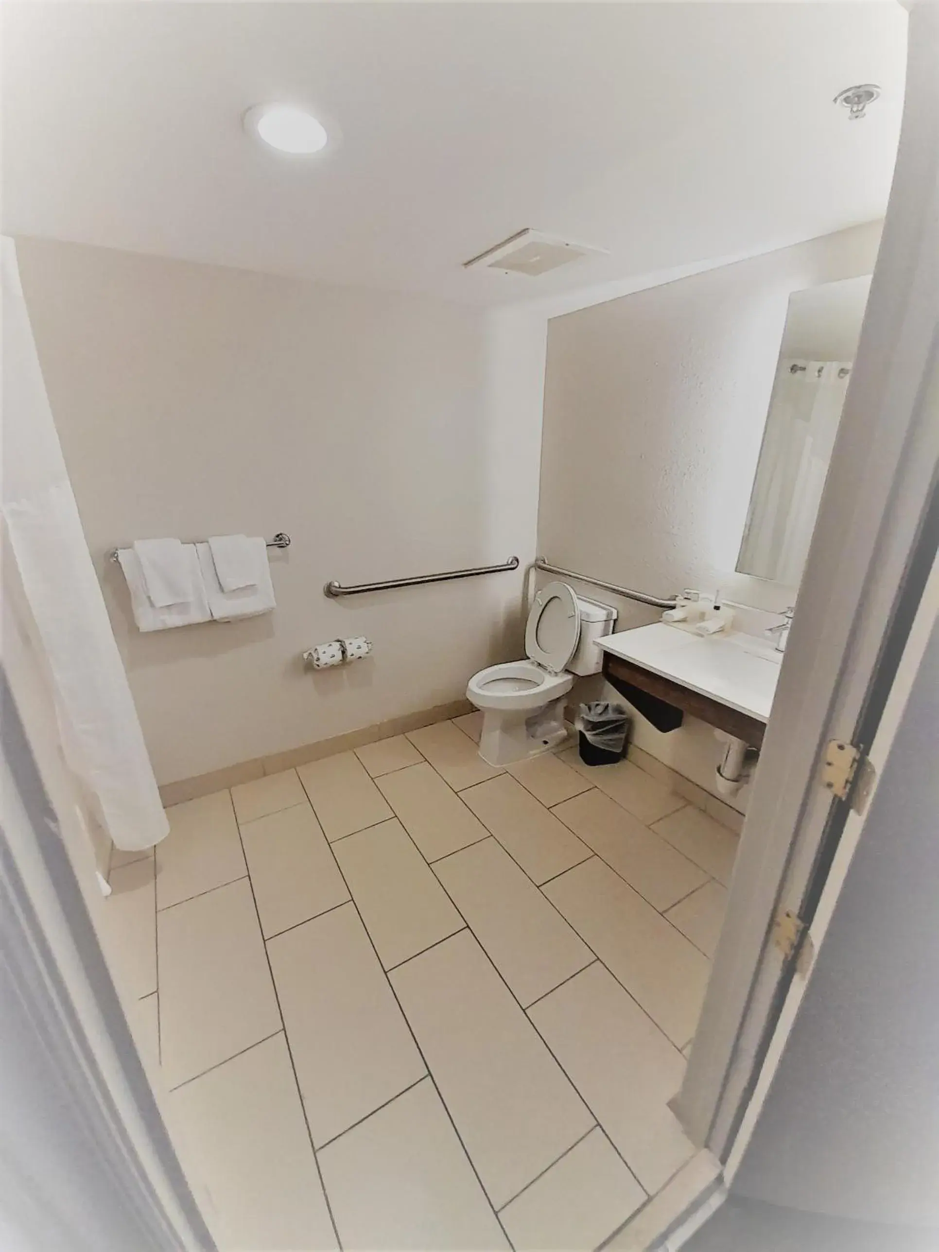 King Room - Disability Access in Holiday Inn Express Hotel & Suites Wake Forest - Raleigh North by IHG King Room - Disability Access in Holiday Inn Express Hotel & Suites Wake Forest - Raleigh North by IHG