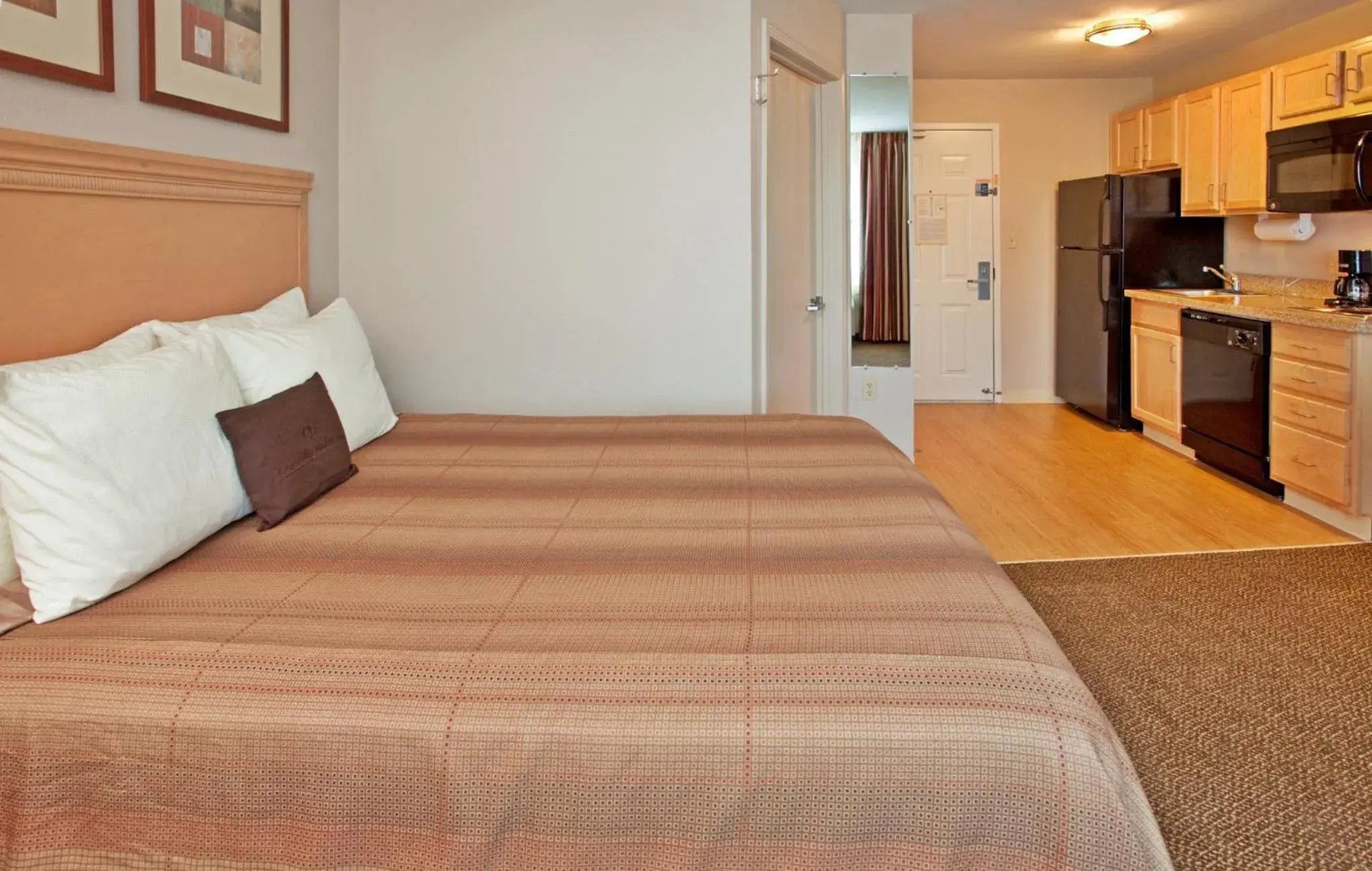 Suite with Mobility Accessible Tub - Non-Smoking in Candlewood Suites Junction City - Ft. Riley by IHG Suite with Mobility Accessible Tub - Non-Smoking in Candlewood Suites Junction City - Ft. Riley by IHG