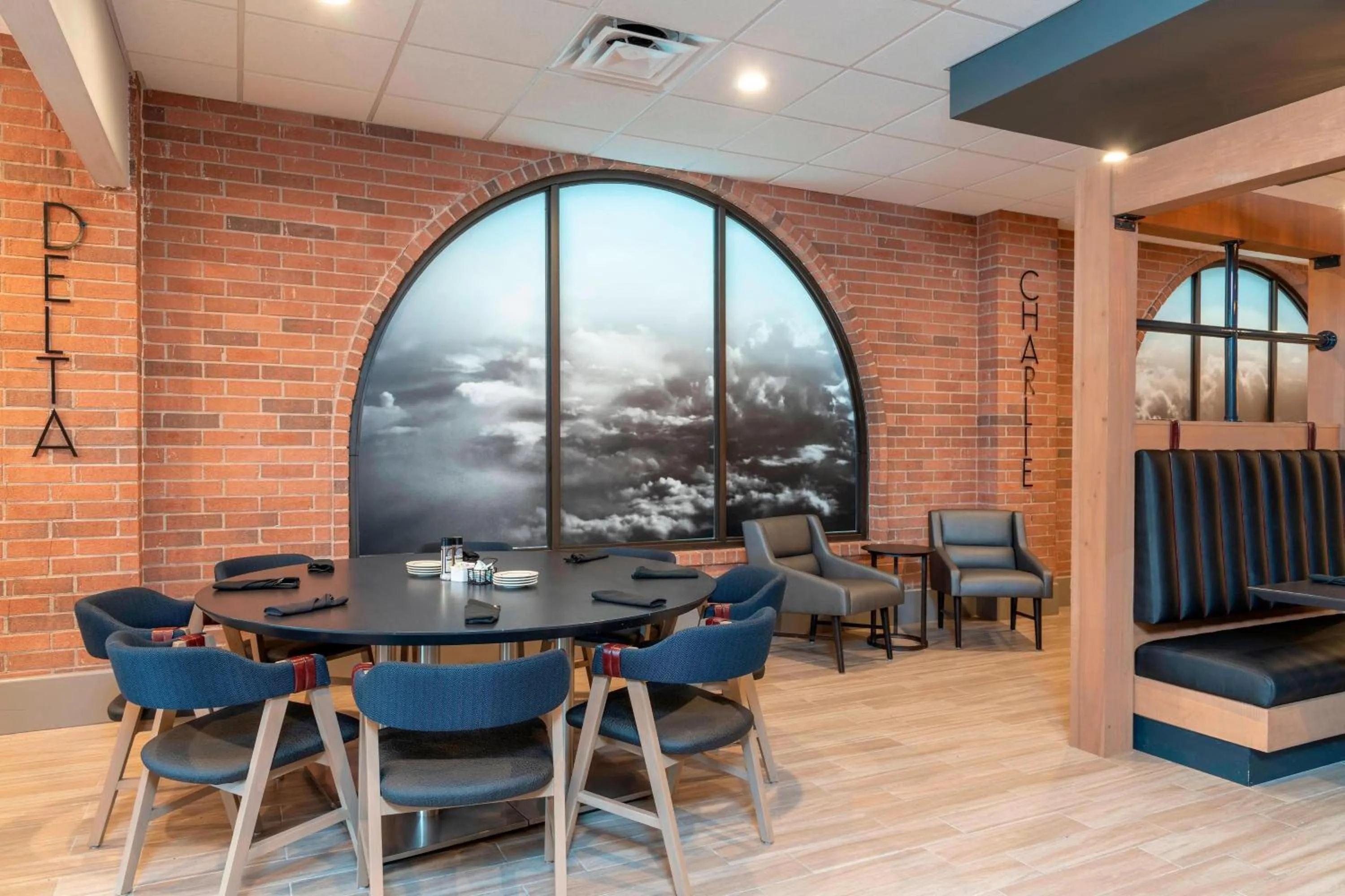 Lounge or bar in Delta Hotels by Marriott Kalamazoo Conference Center