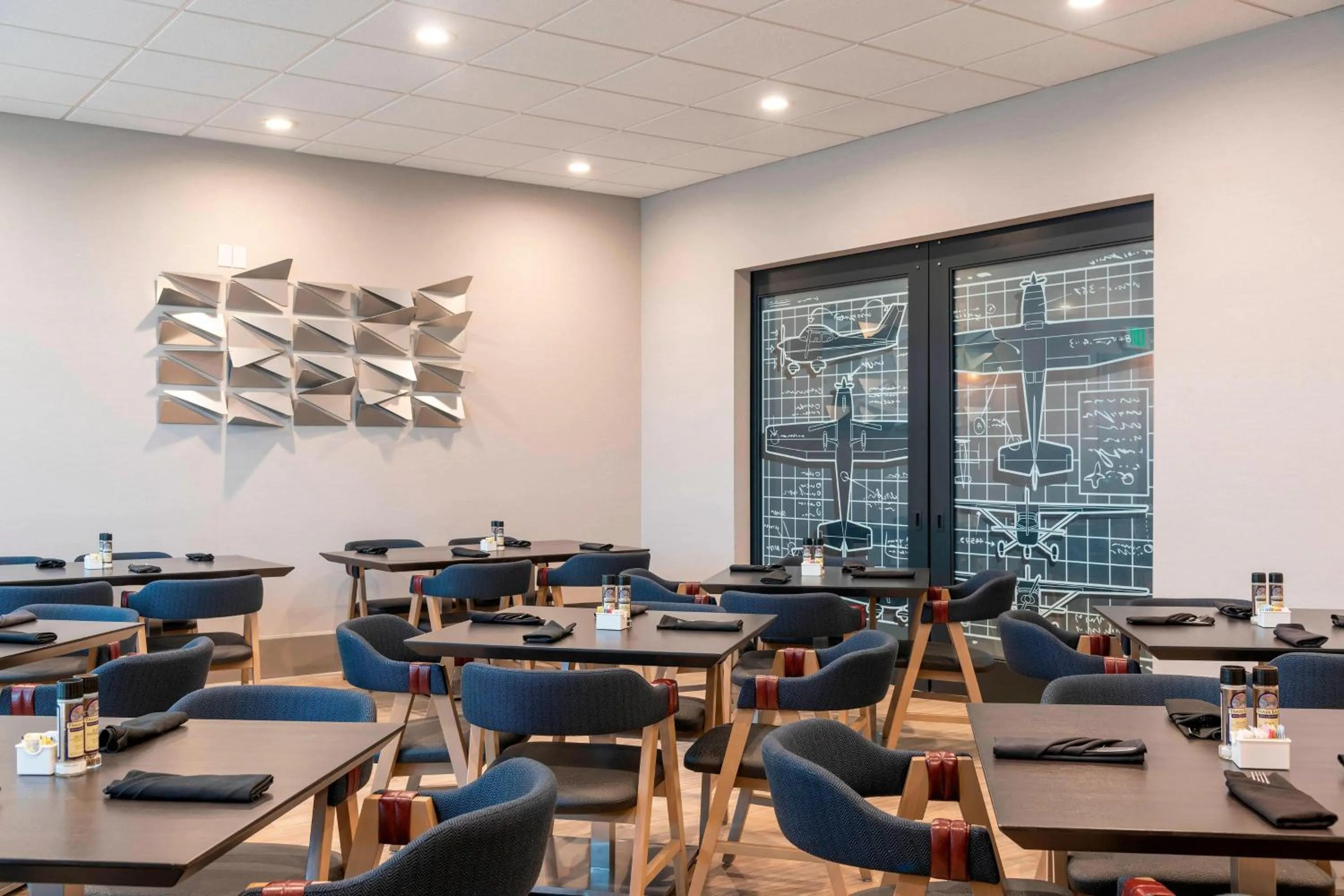 Lounge or bar in Delta Hotels by Marriott Kalamazoo Conference Center