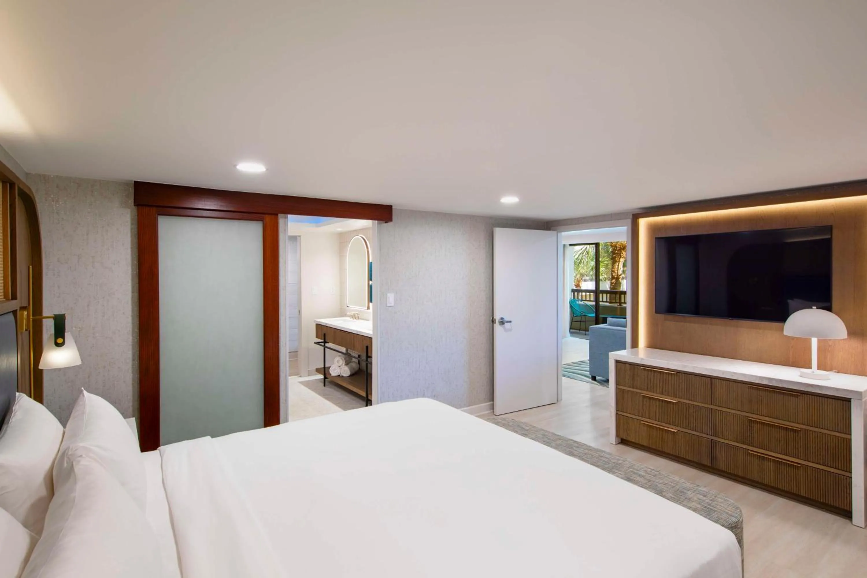 Photo of the whole room, Bed in Sonesta Resort Hilton Head Island