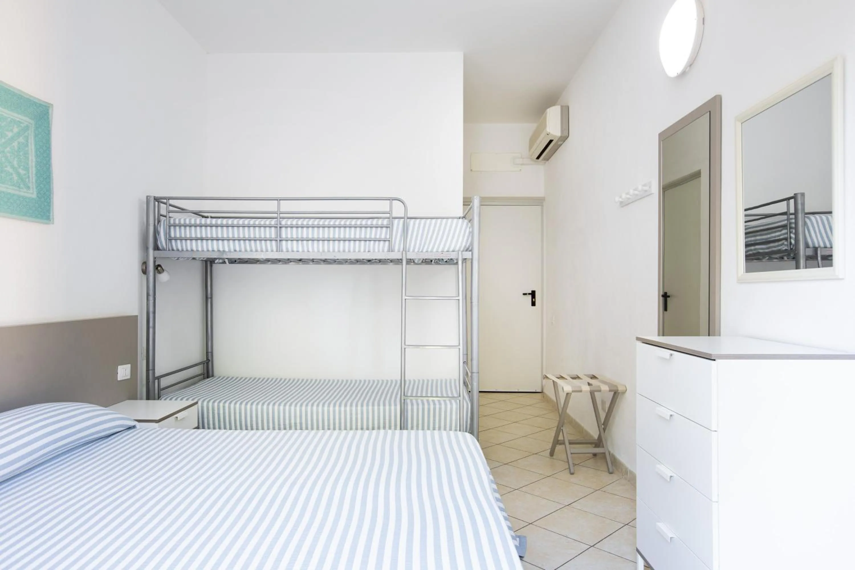 Photo of the whole room, Bed in MuMA Hostel