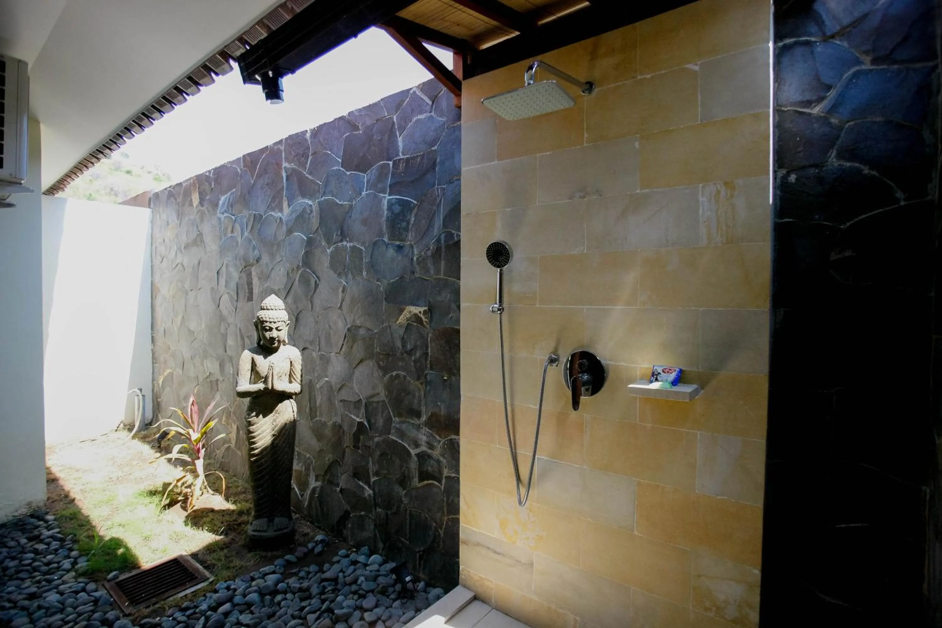 Shower in Mimpi Nyata by Phocéa