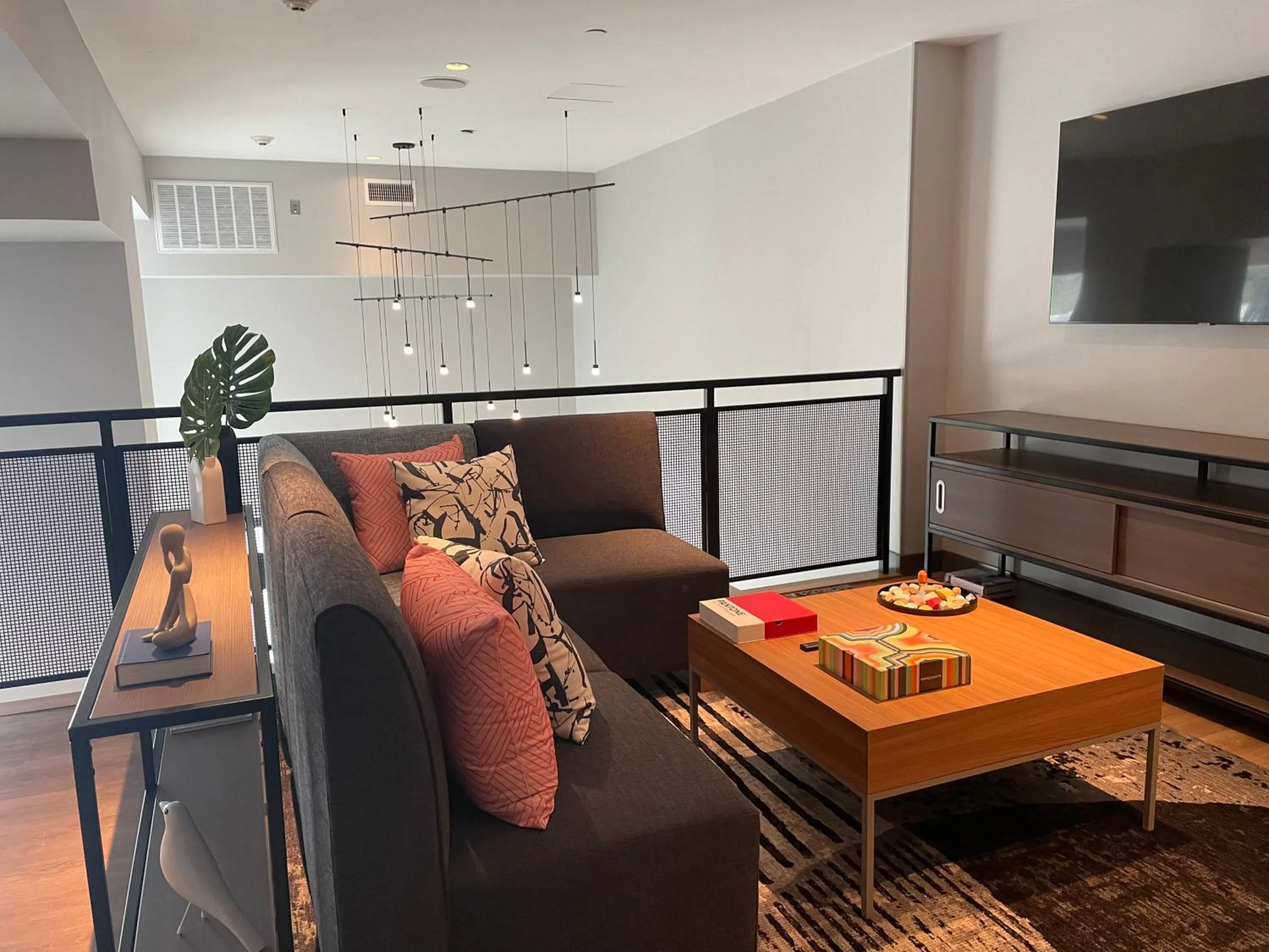 Communal lounge/ TV room in Atwell Suites Austin Airport by IHG