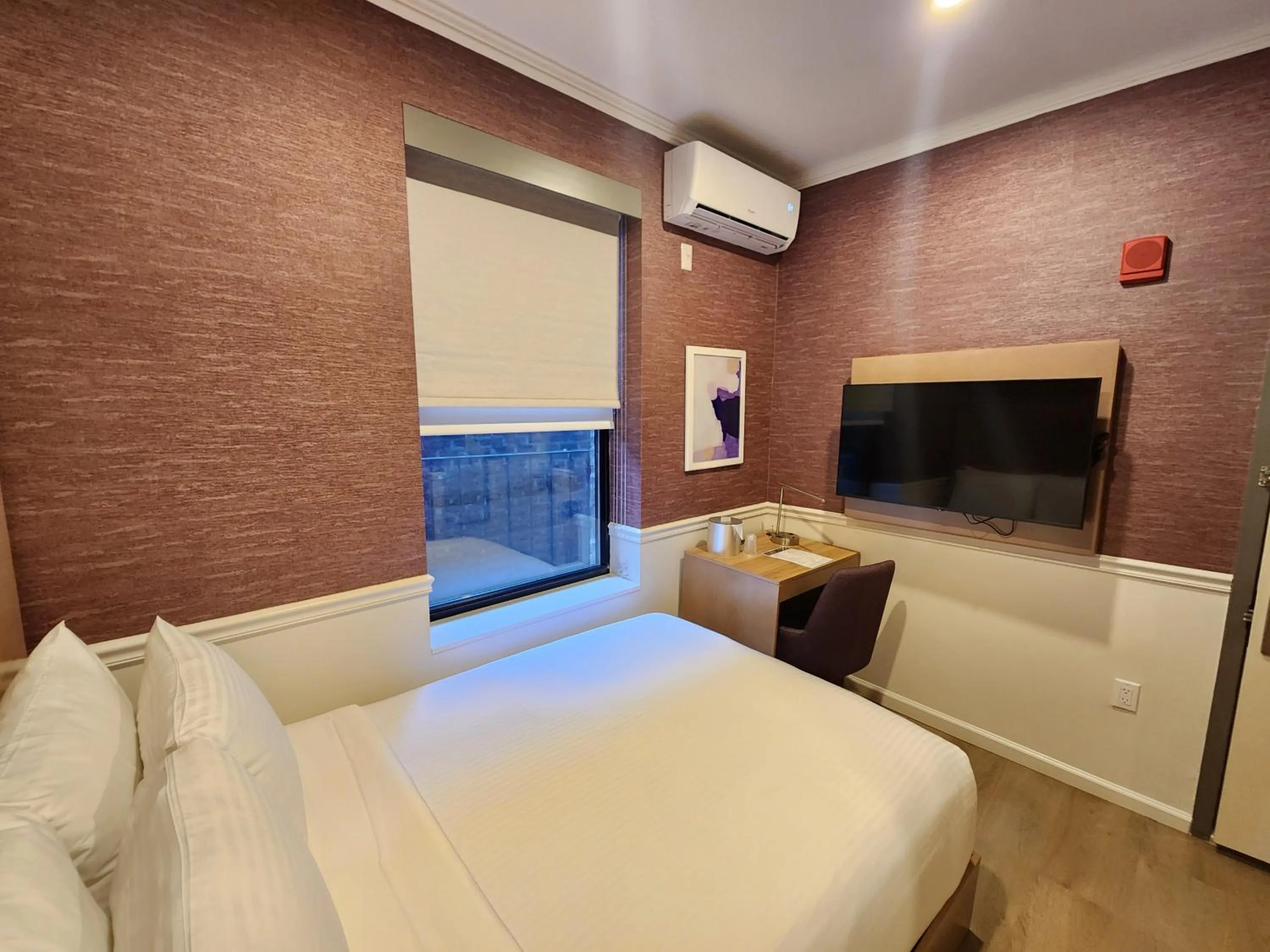 Bedroom, Bed in The Mayfair Hotel Times Square, Ascend Hotel Collection