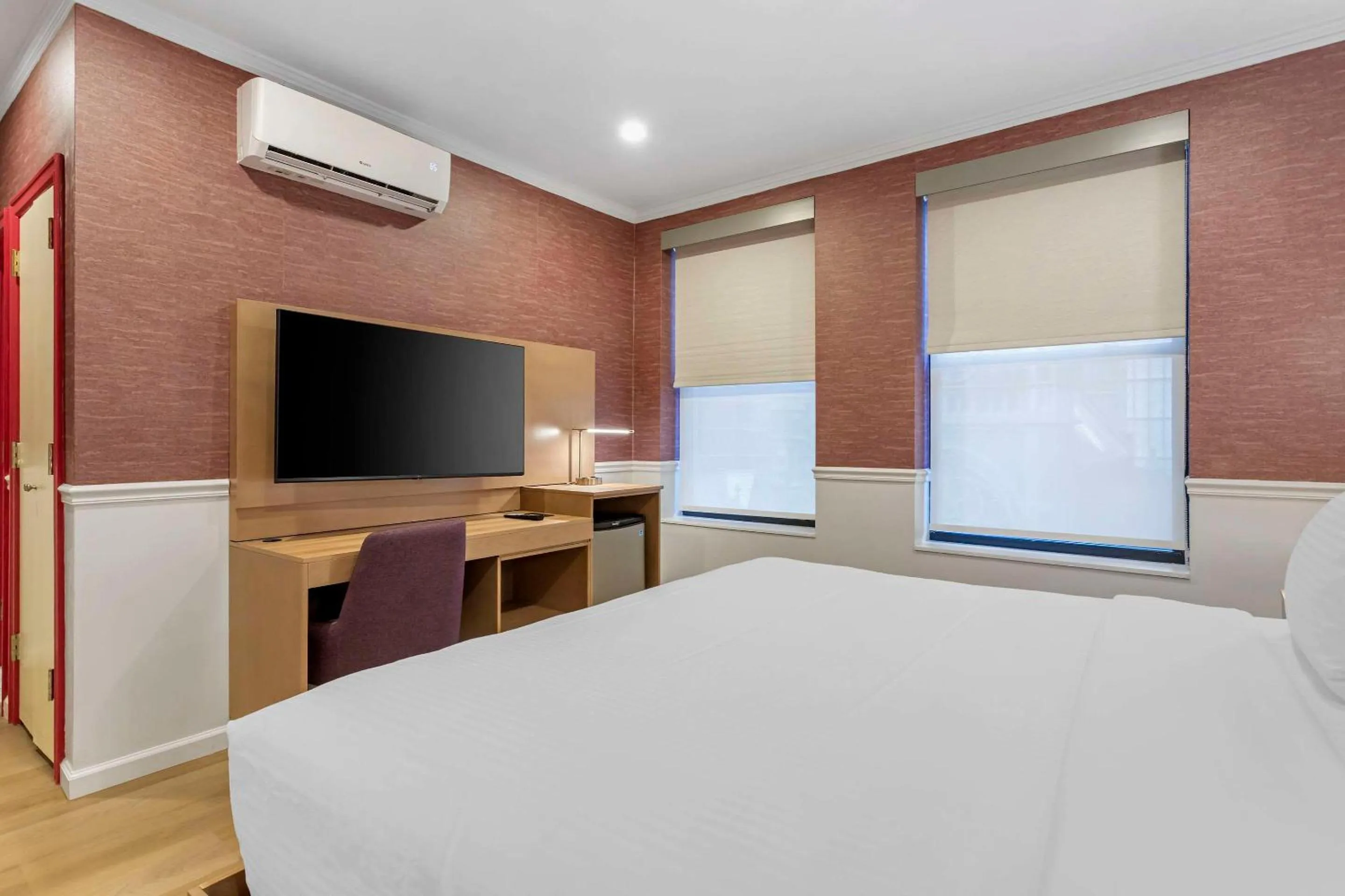 Bedroom, Bed in The Mayfair Hotel Times Square, Ascend Hotel Collection