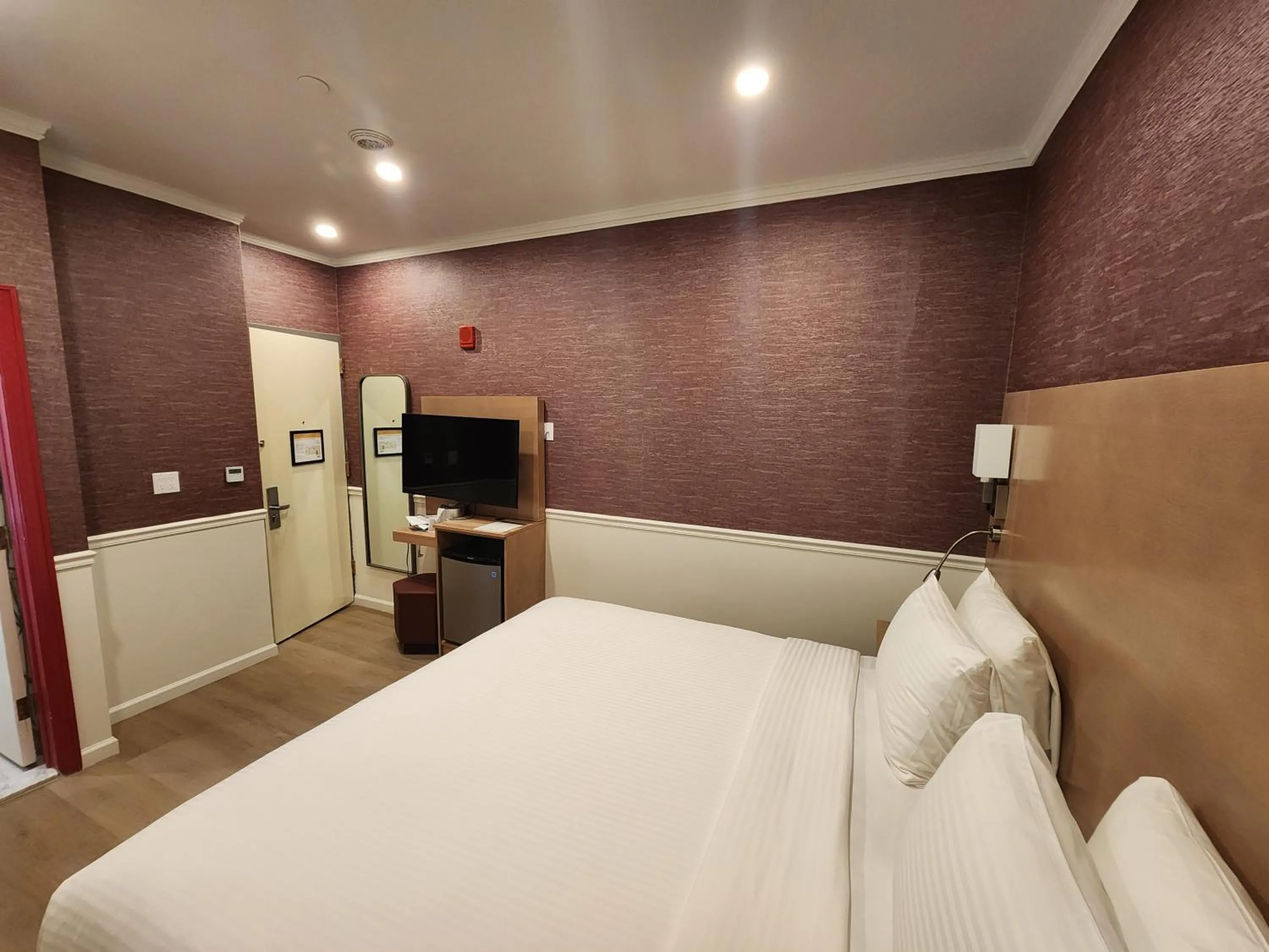 Bedroom, Bed in The Mayfair Hotel Times Square, Ascend Hotel Collection