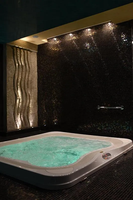 Hot Tub in Foglie D' Acqua