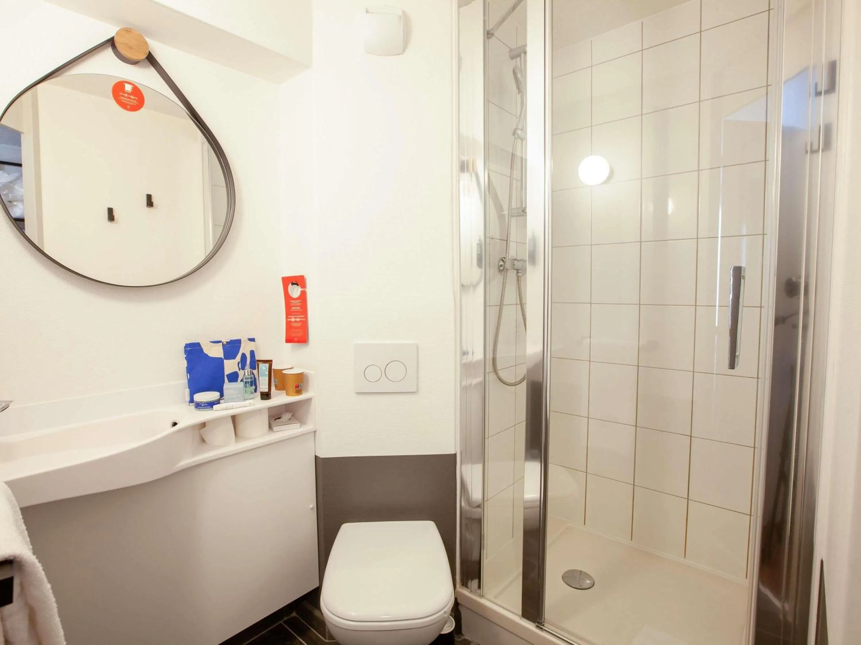 Bedroom in ibis Cherbourg La Glacerie