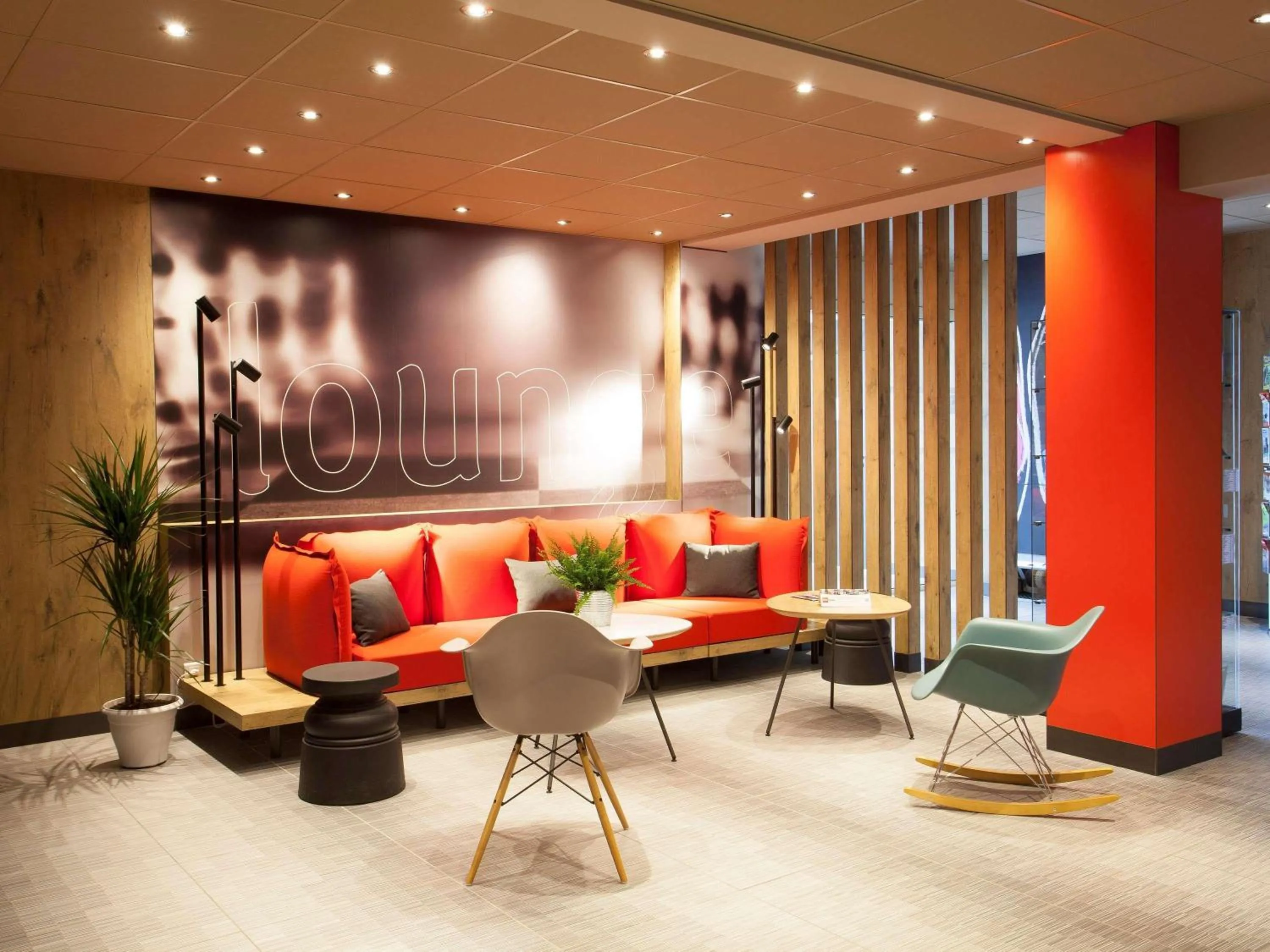 Lounge or bar in ibis Cherbourg La Glacerie