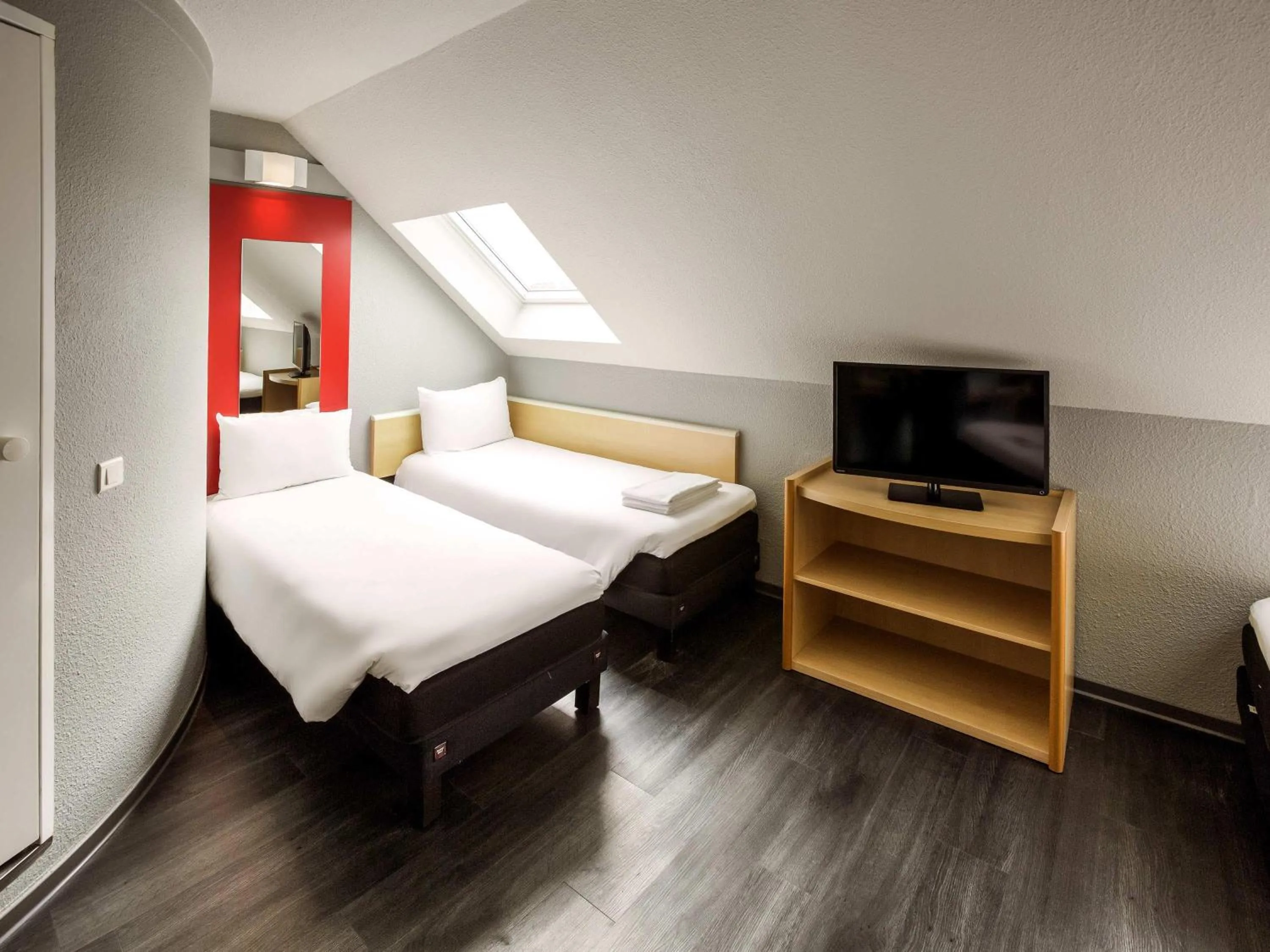 Bedroom, Bed in ibis Cherbourg La Glacerie