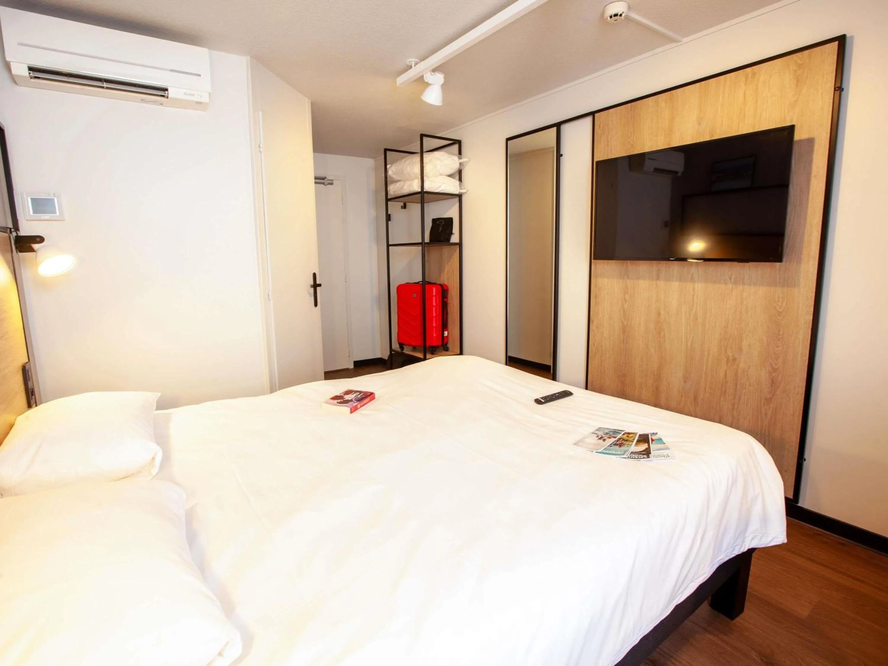 Bedroom, Bed in ibis Cherbourg La Glacerie