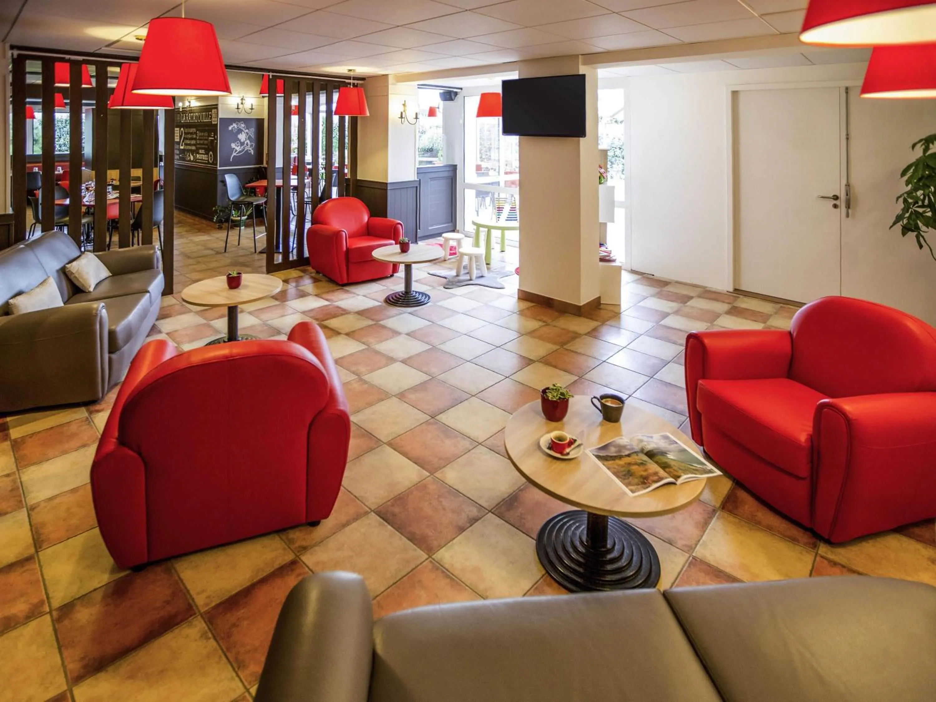 Lounge or bar in ibis Cherbourg La Glacerie