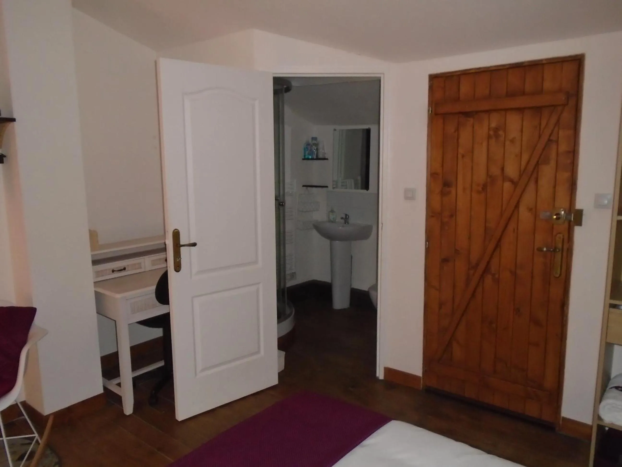 Shower, Bed in 43 Rue des Quarts