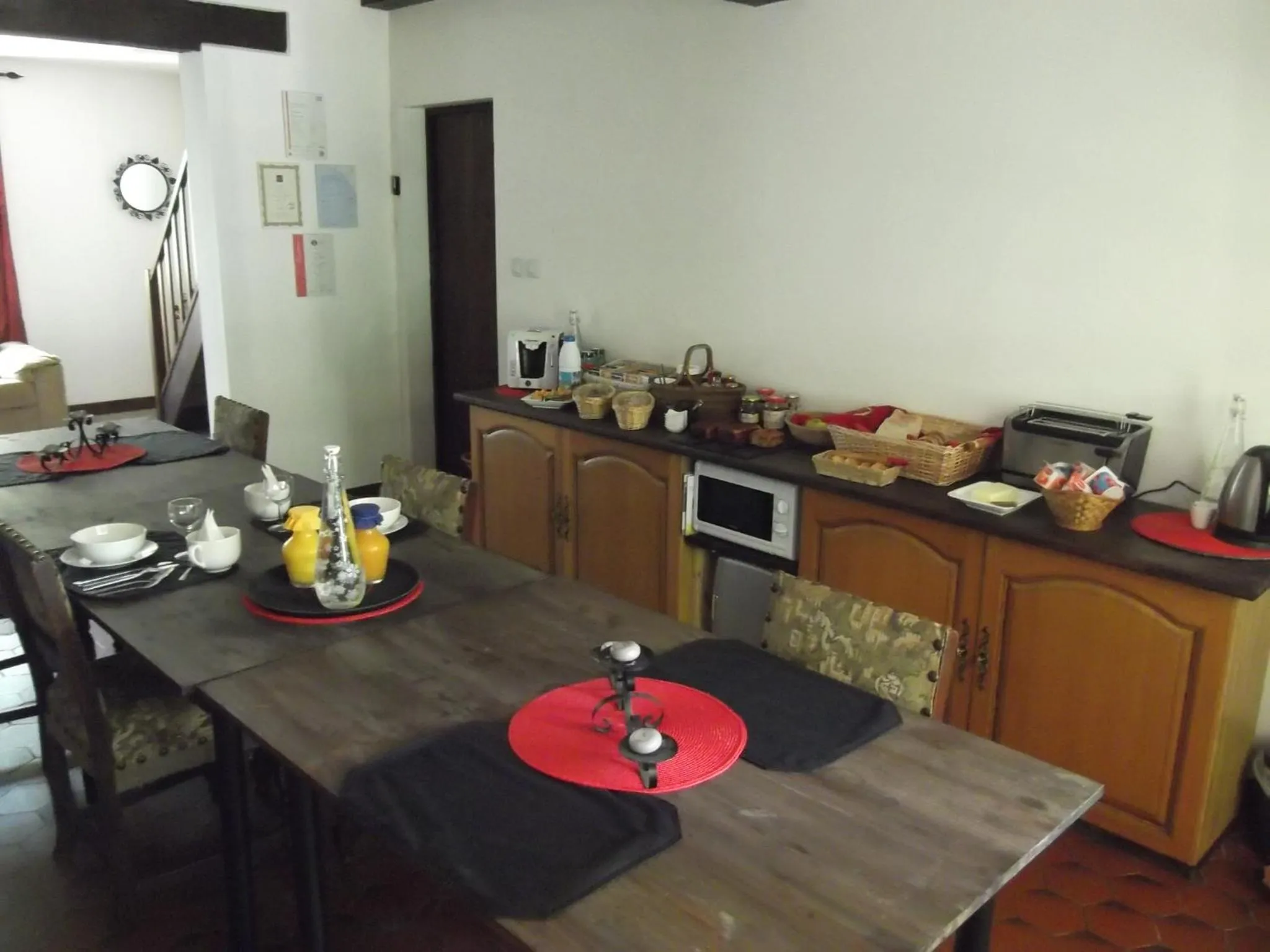 Photo of the whole room in 43 Rue des Quarts