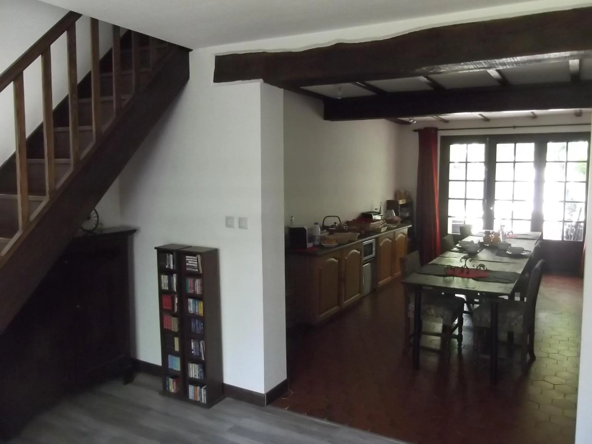 Photo of the whole room in 43 Rue des Quarts