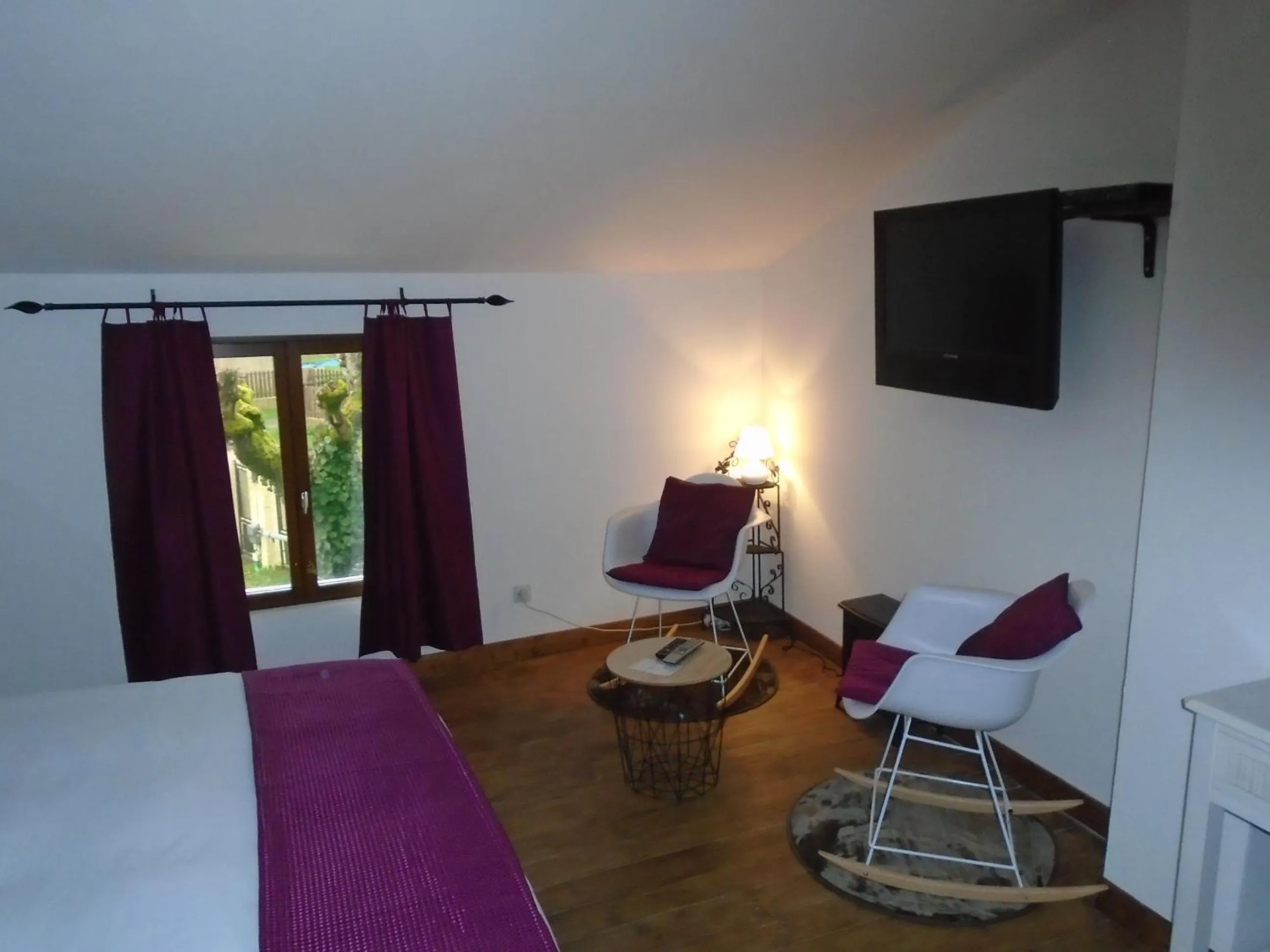 Shower, Bed in 43 Rue des Quarts