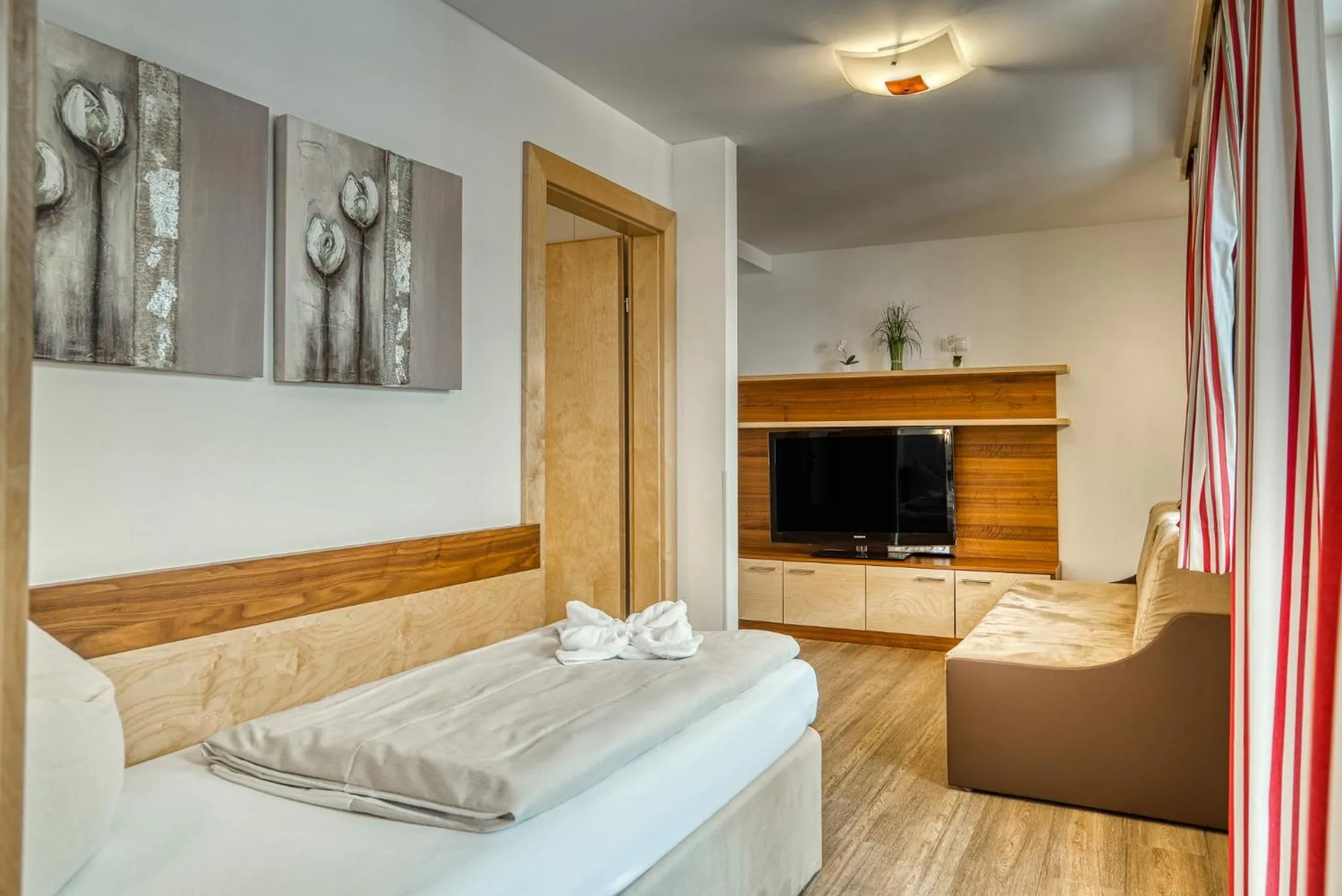 Living room, Bed in SonnenHOF hotel gerlos centrum