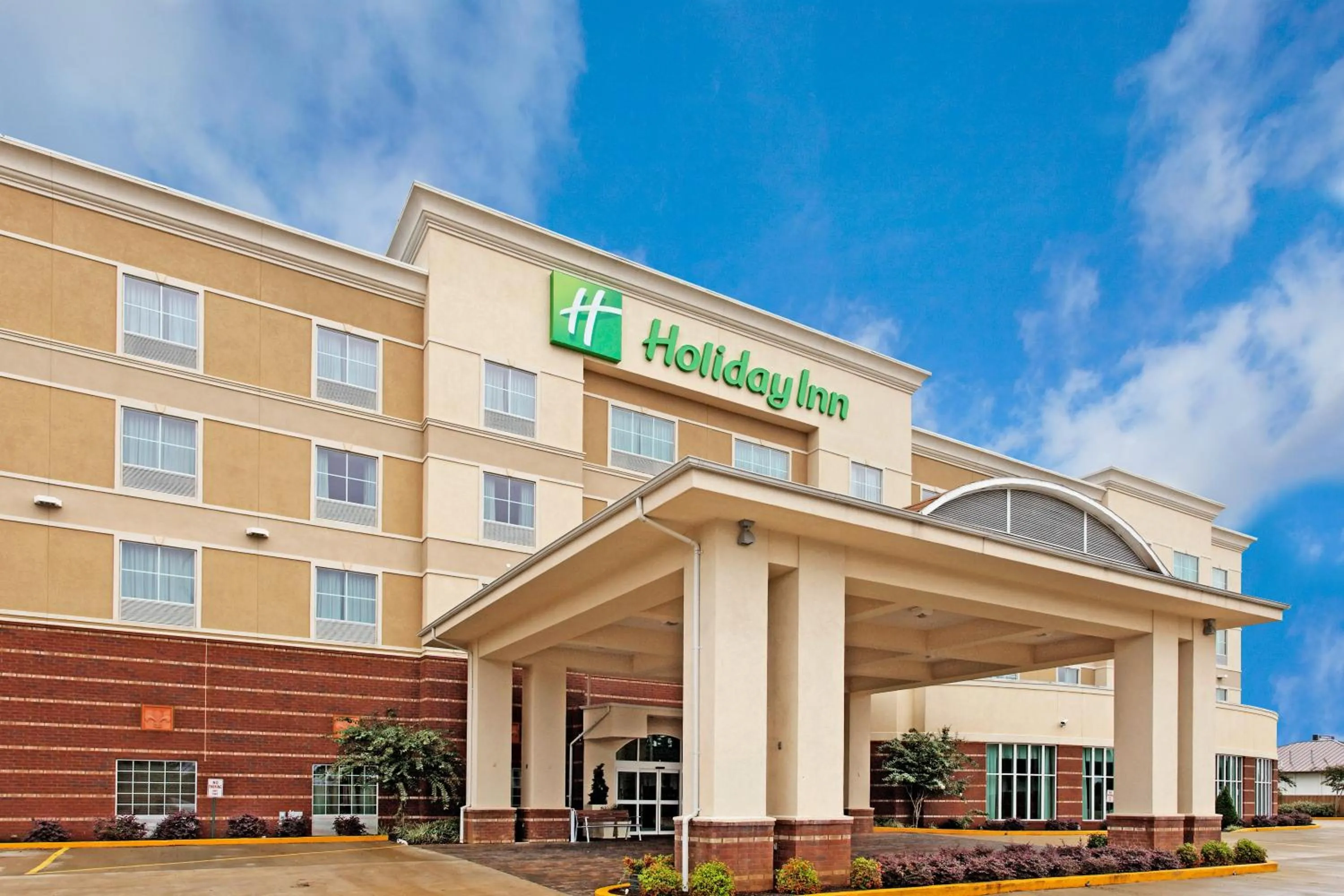 Property building in Holiday Inn Hotels Batesville by IHG