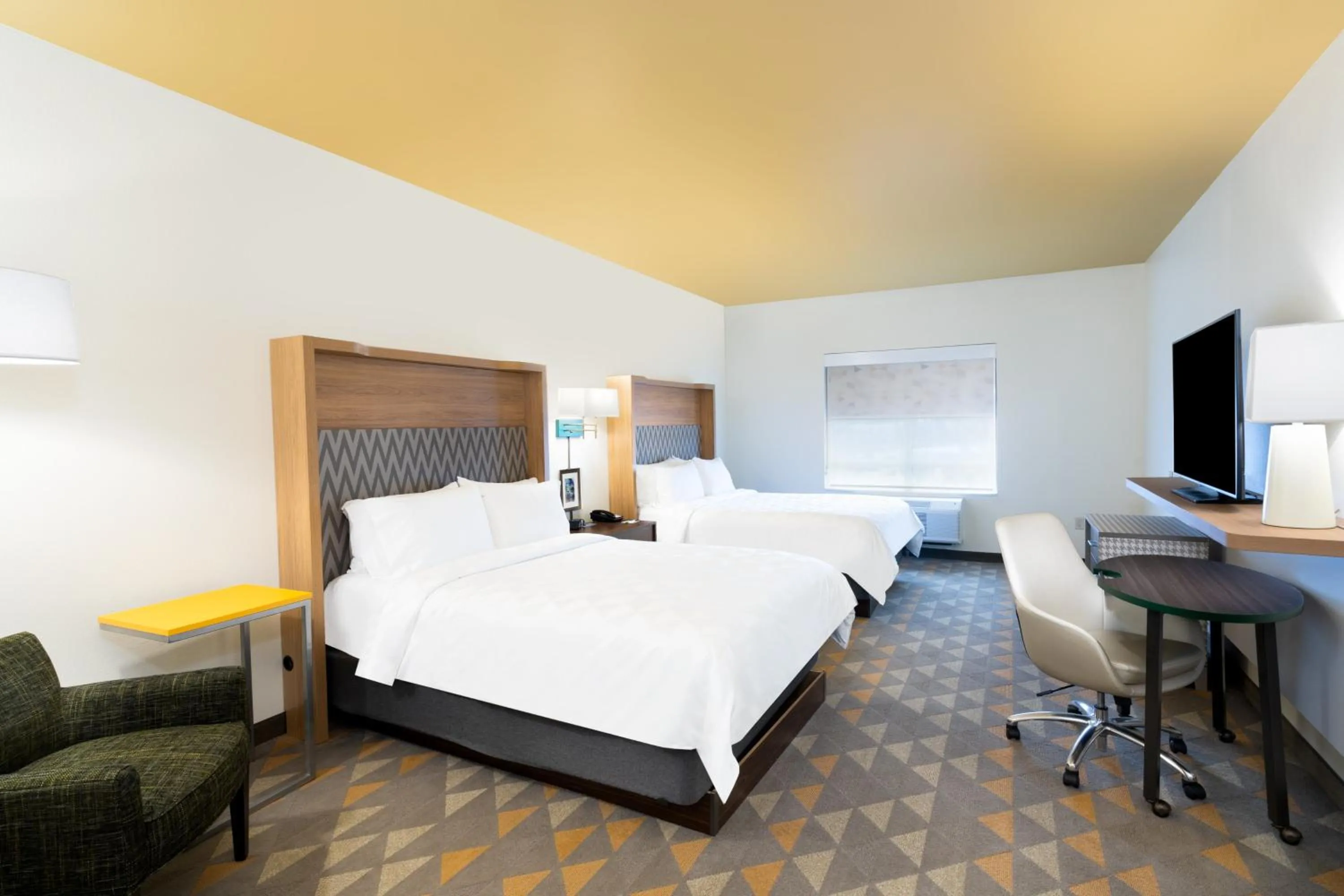 Photo of the whole room, Bed in Holiday Inn Hotels Batesville by IHG
