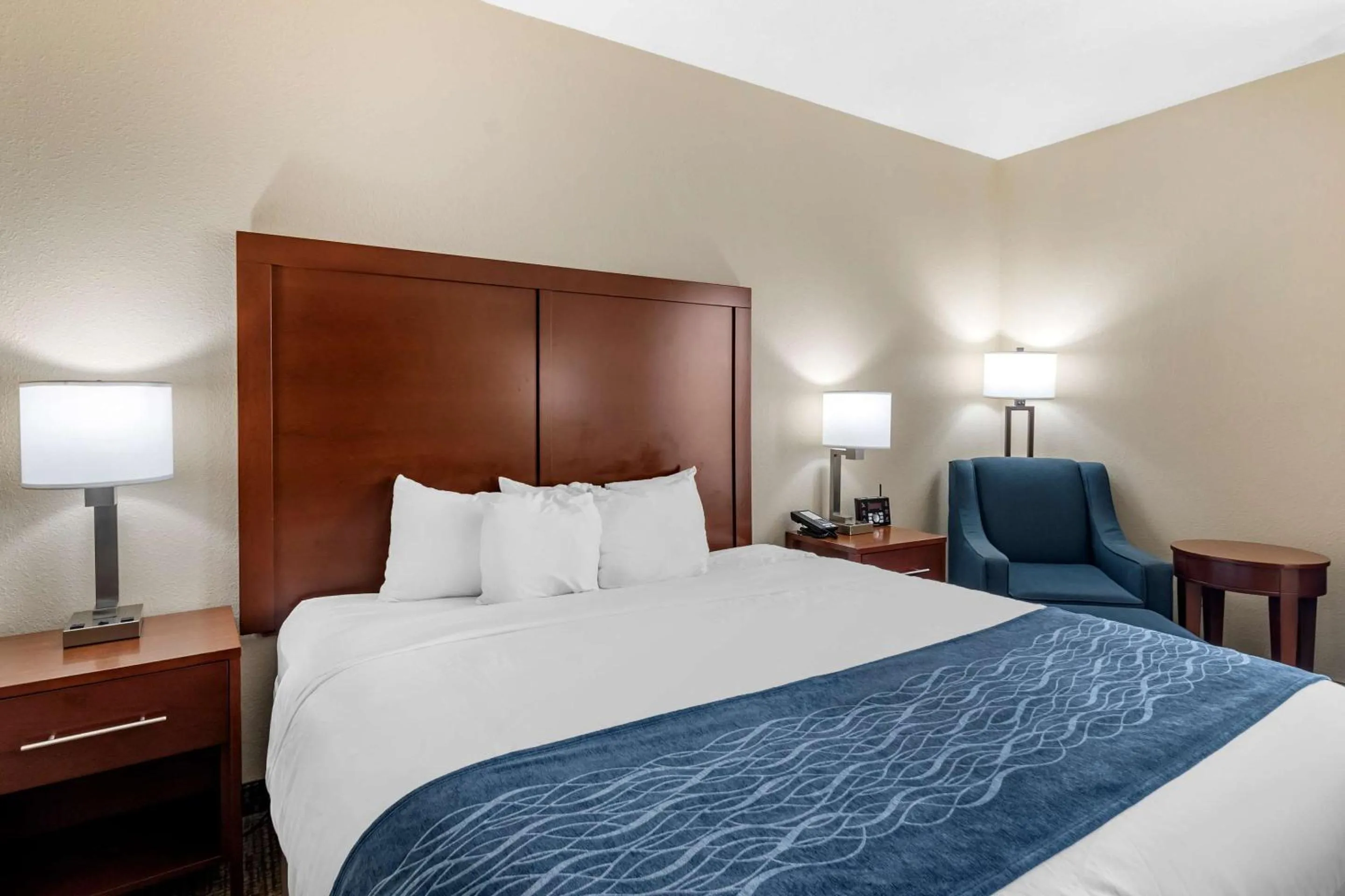 Bedroom, Bed in Comfort Inn & Suites Junction City - near Fort Riley