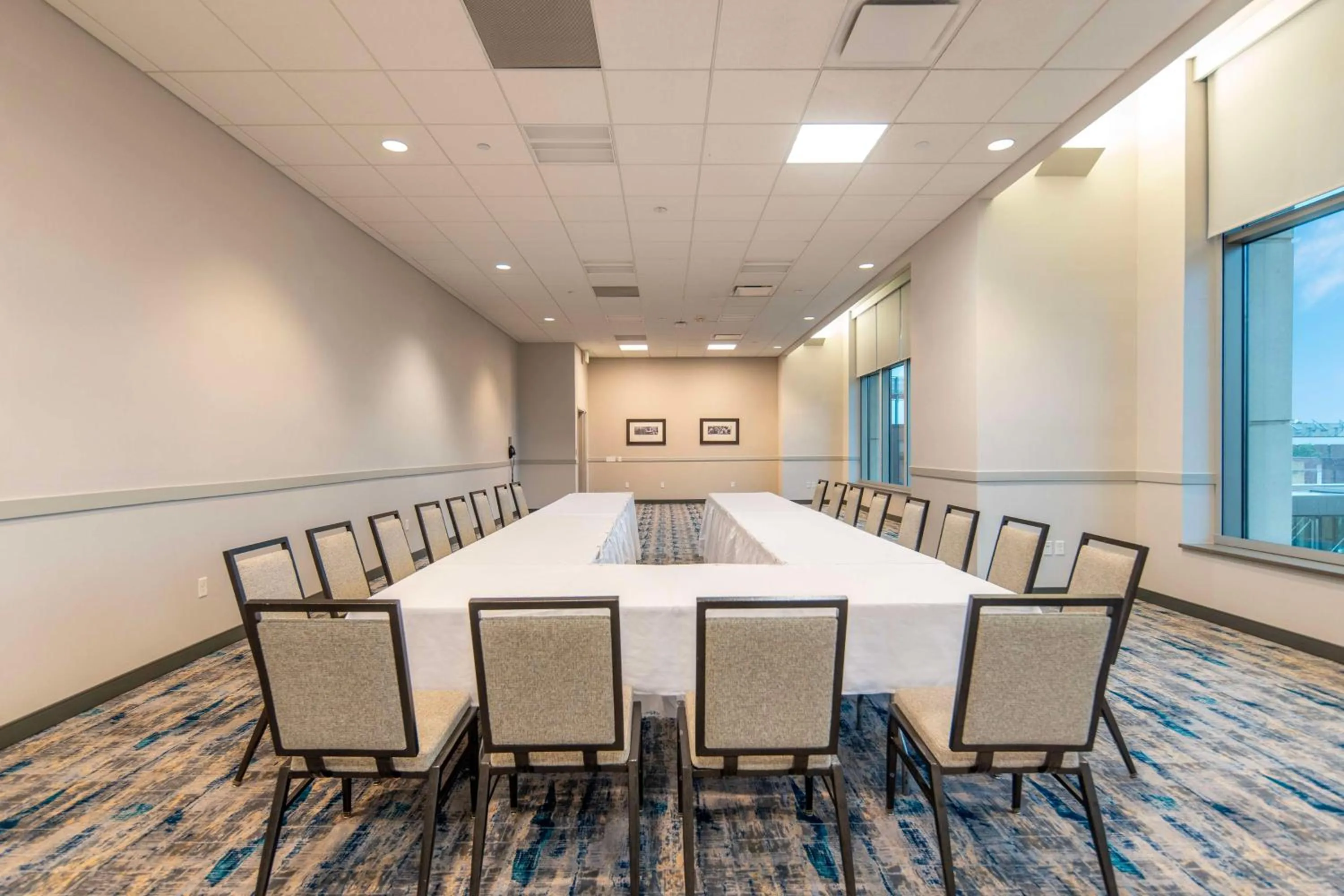 Meeting/conference room in DoubleTree by Hilton Hotel Cedar Rapids Convention Complex