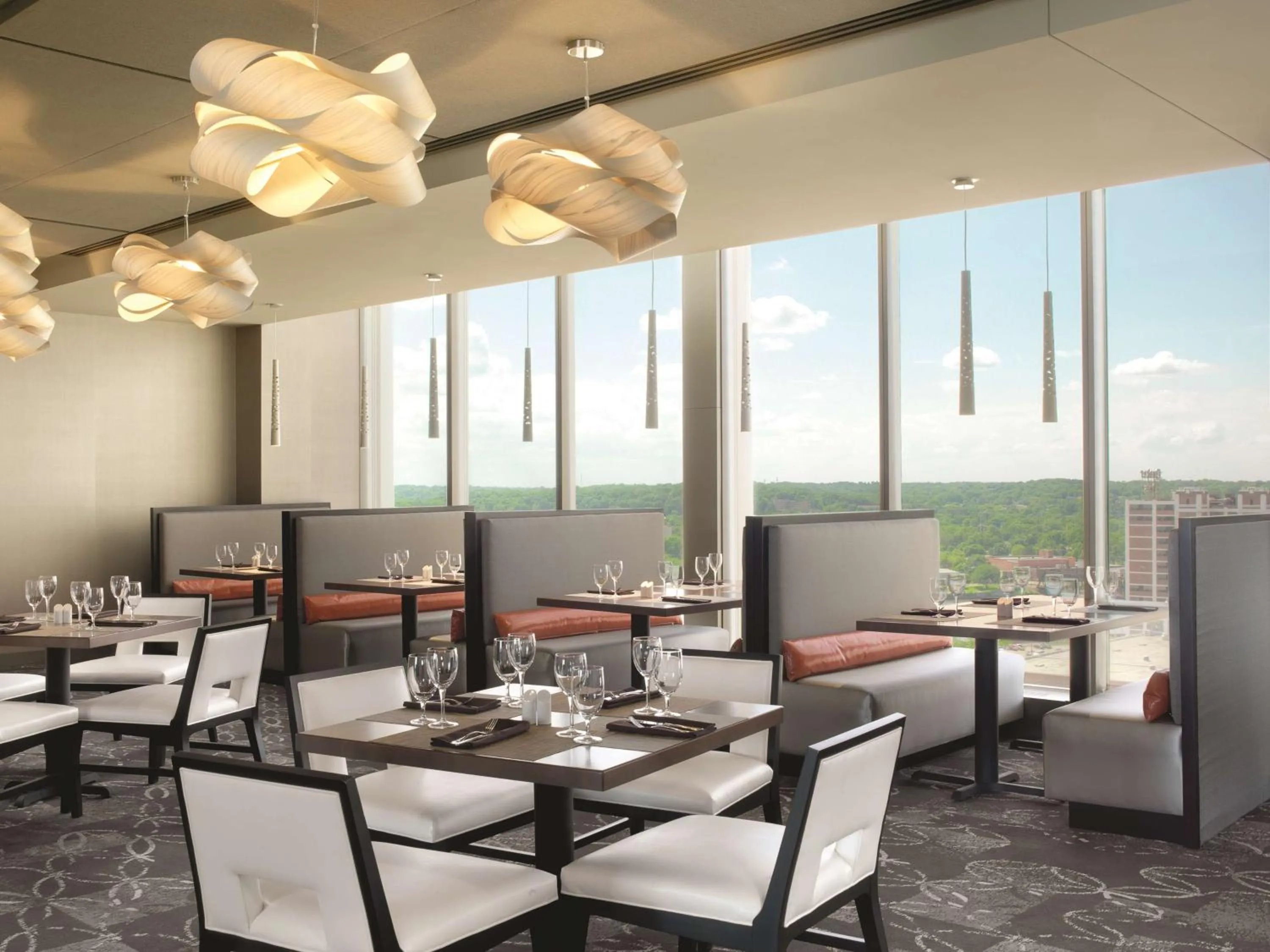 Restaurant/places to eat in DoubleTree by Hilton Hotel Cedar Rapids Convention Complex