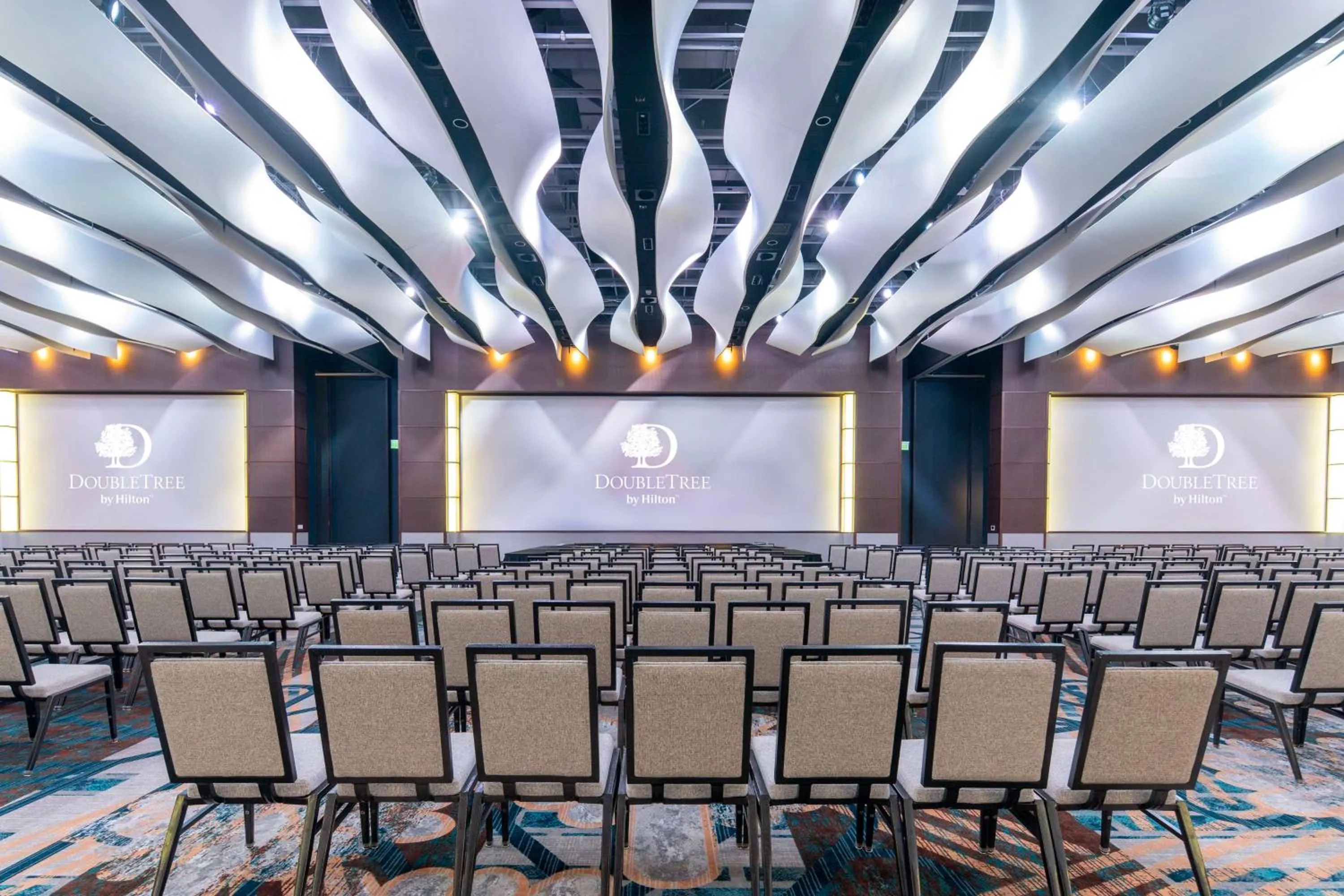 Meeting/conference room in DoubleTree by Hilton Hotel Cedar Rapids Convention Complex