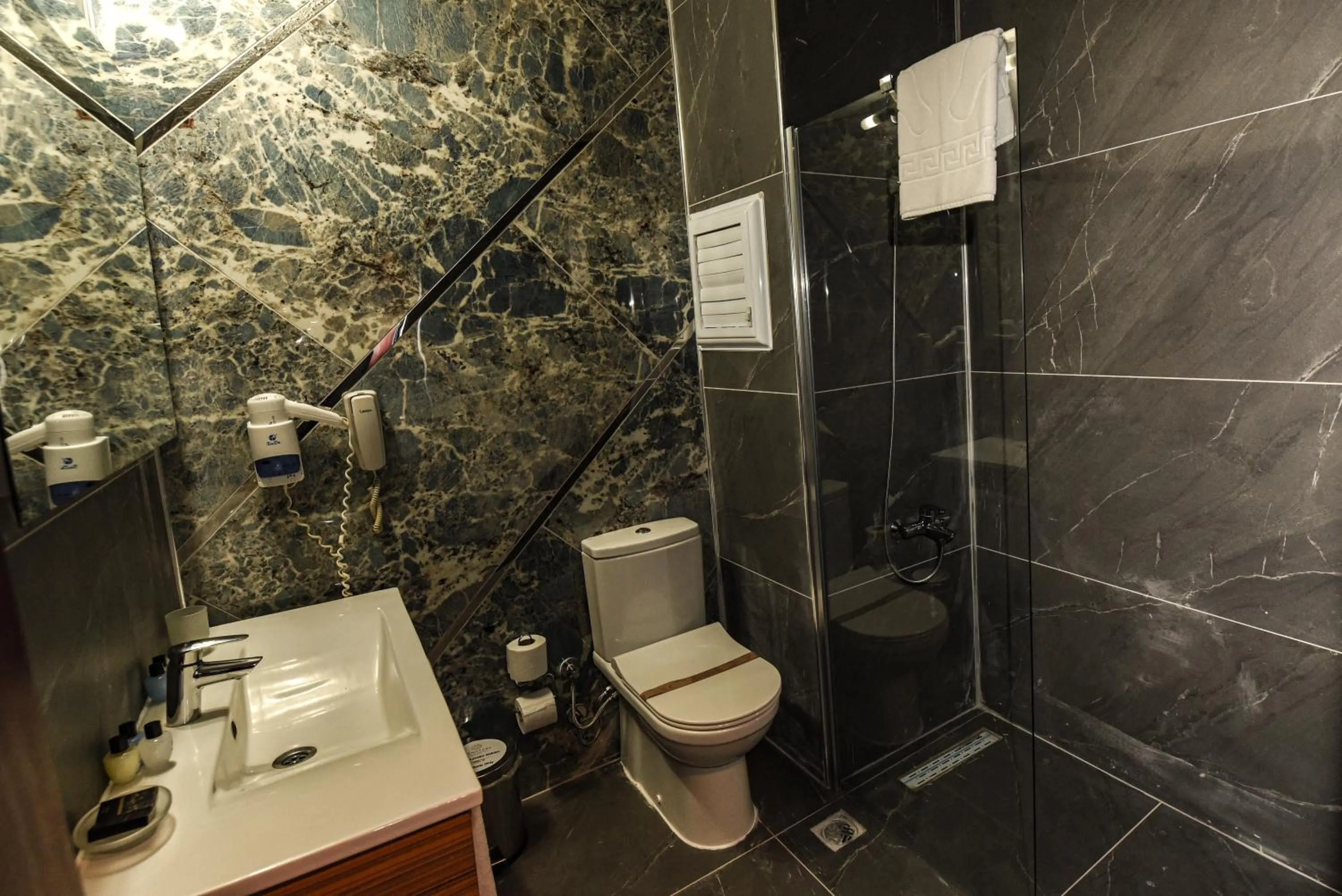 Shower in SIGNATURE GARDEN AVANOS Hotel & SPA