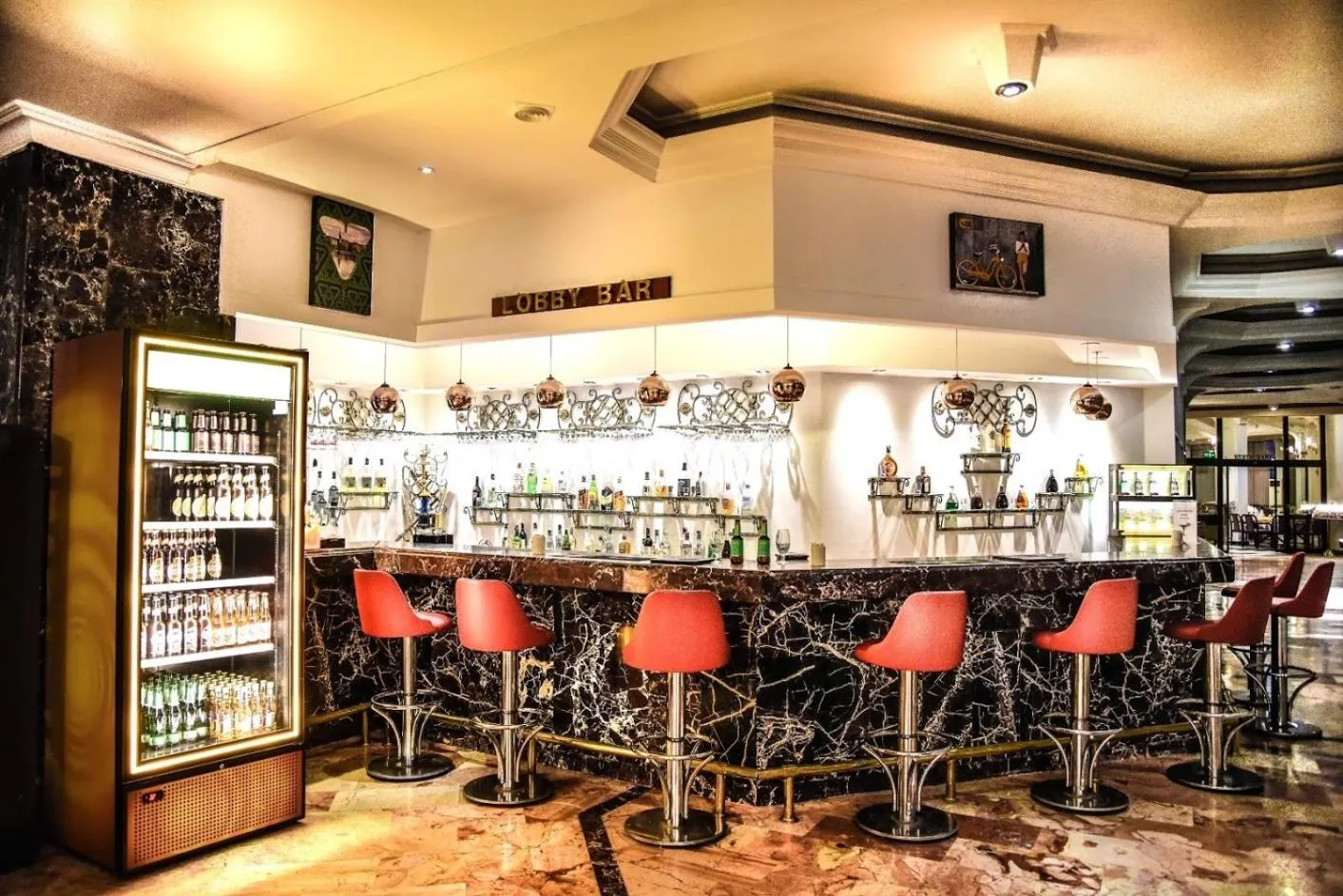 Lounge or bar in SIGNATURE GARDEN AVANOS Hotel & SPA