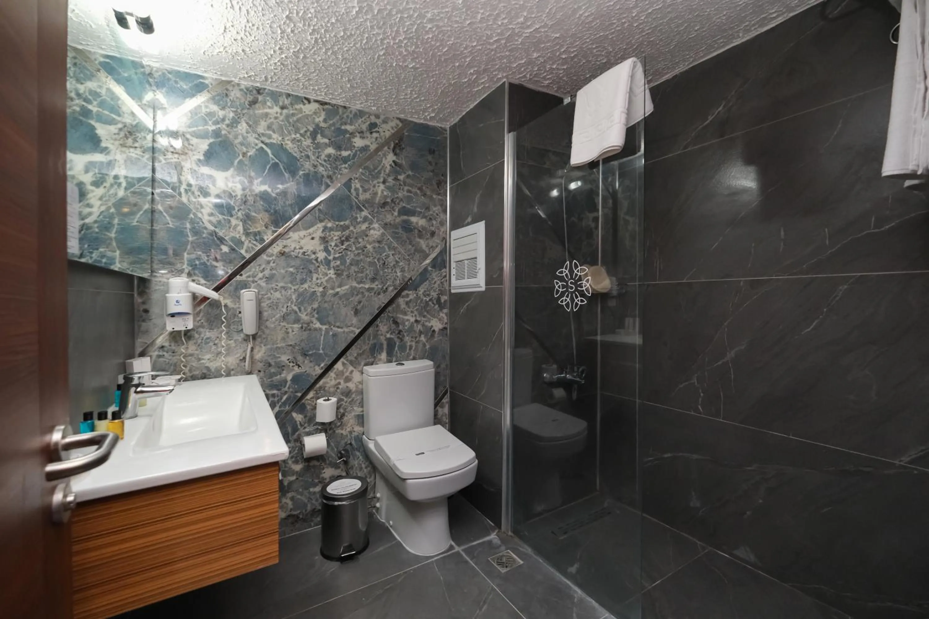 Shower in SIGNATURE GARDEN AVANOS Hotel & SPA