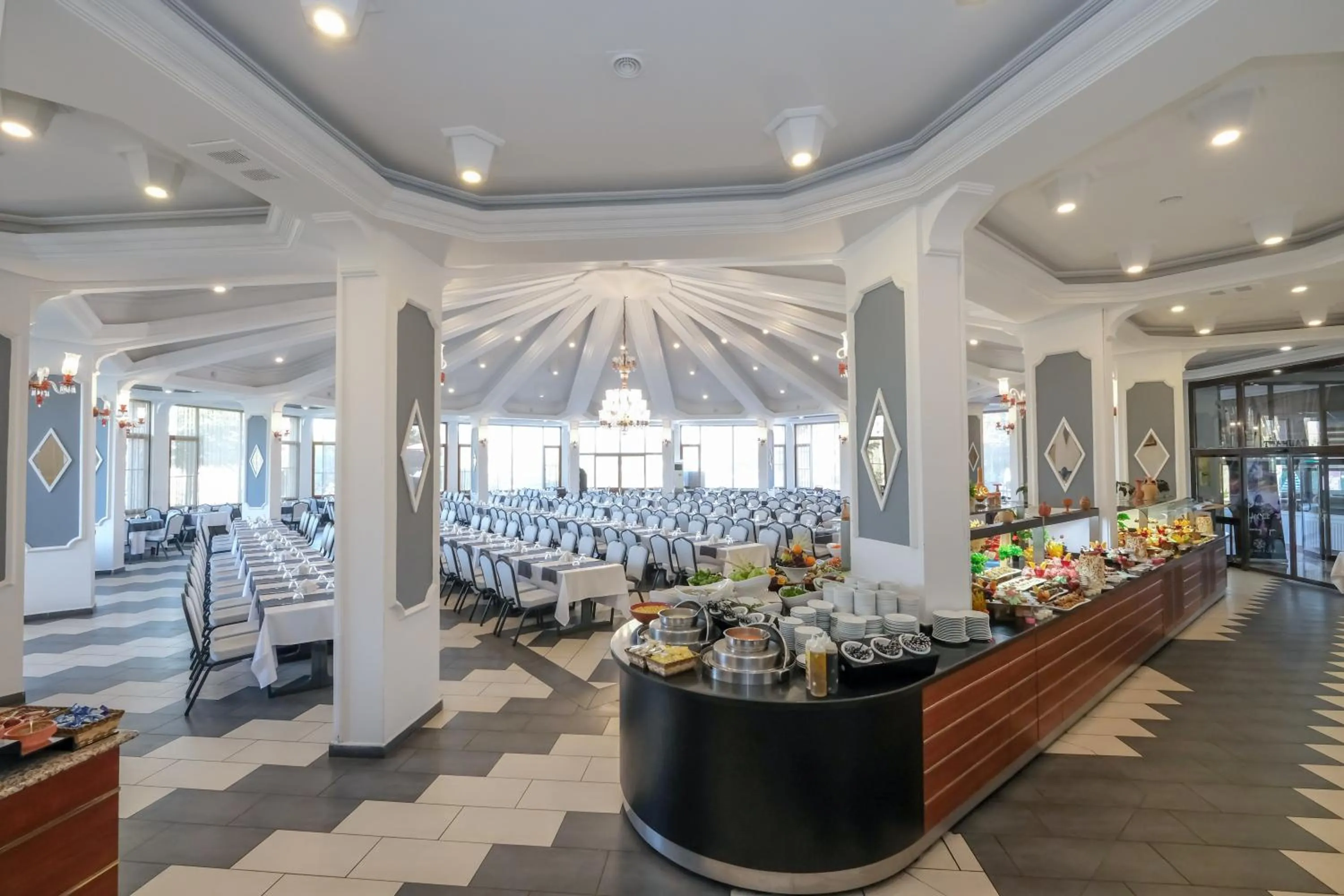 Restaurant/places to eat in SIGNATURE GARDEN AVANOS Hotel & SPA