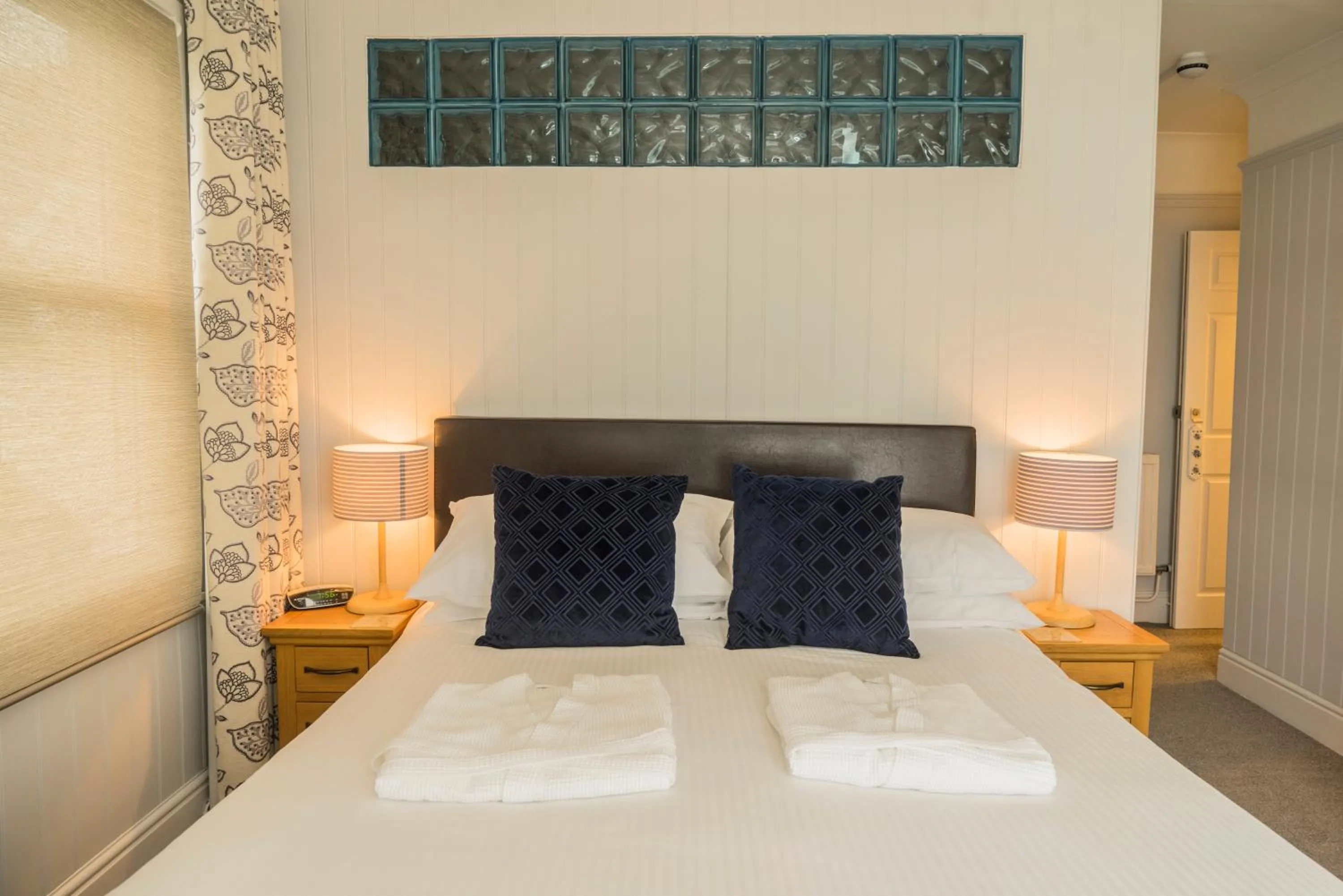 Bedroom, Bed in The Bay Hotel