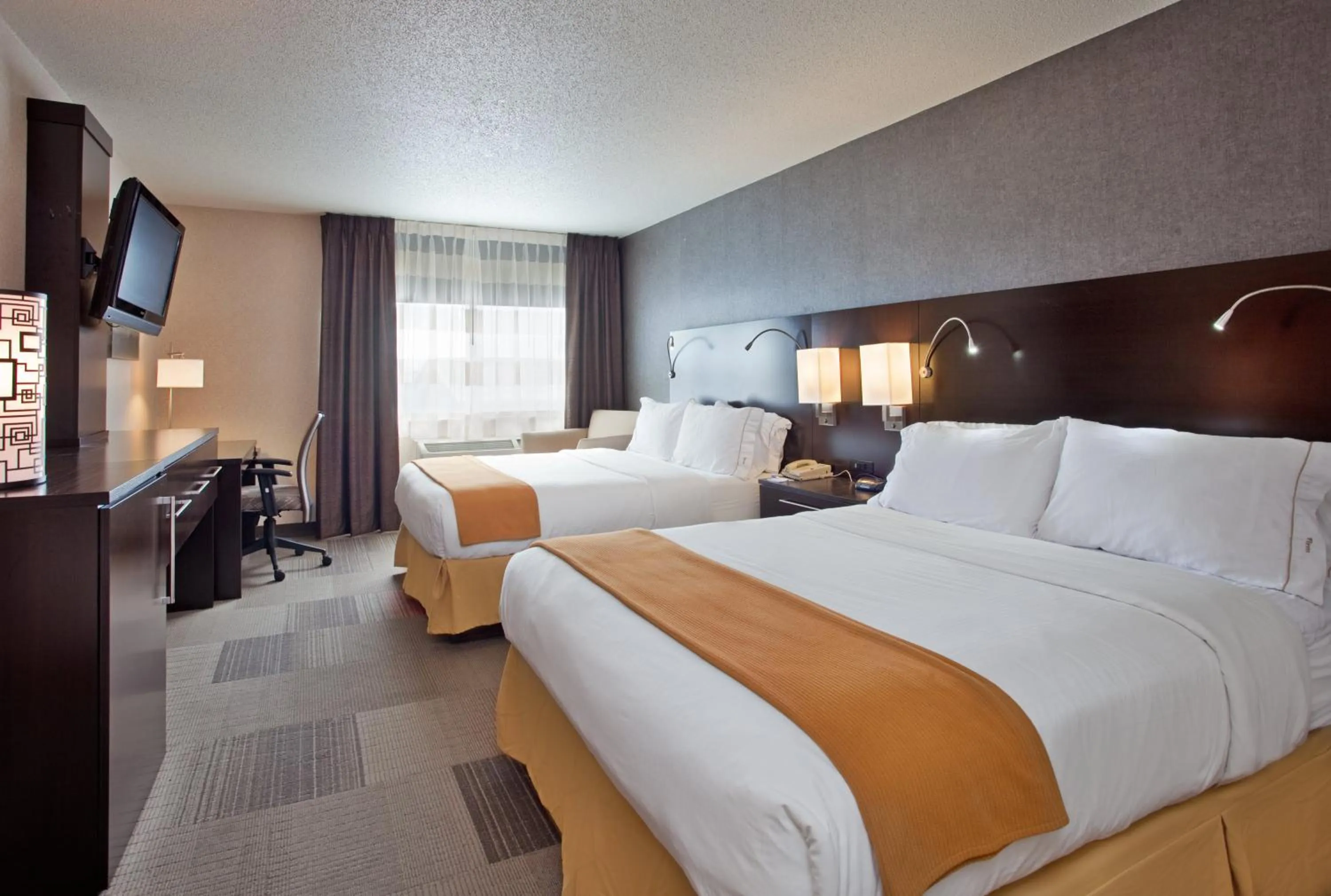 Photo of the whole room, Bed in Holiday Inn Express Hotel & Suites Beatrice by IHG