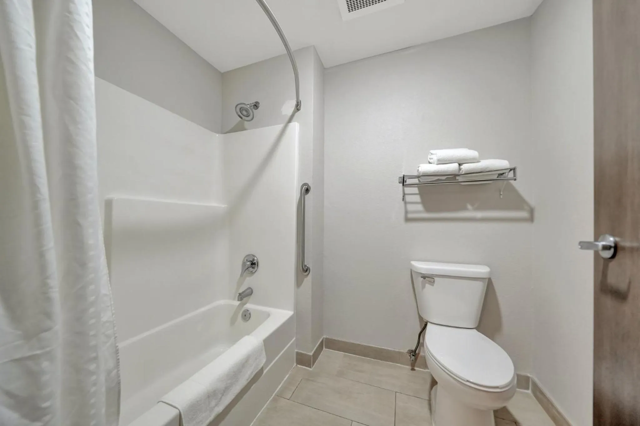 Bathroom in Holiday Inn Express Hotel & Suites Beatrice by IHG