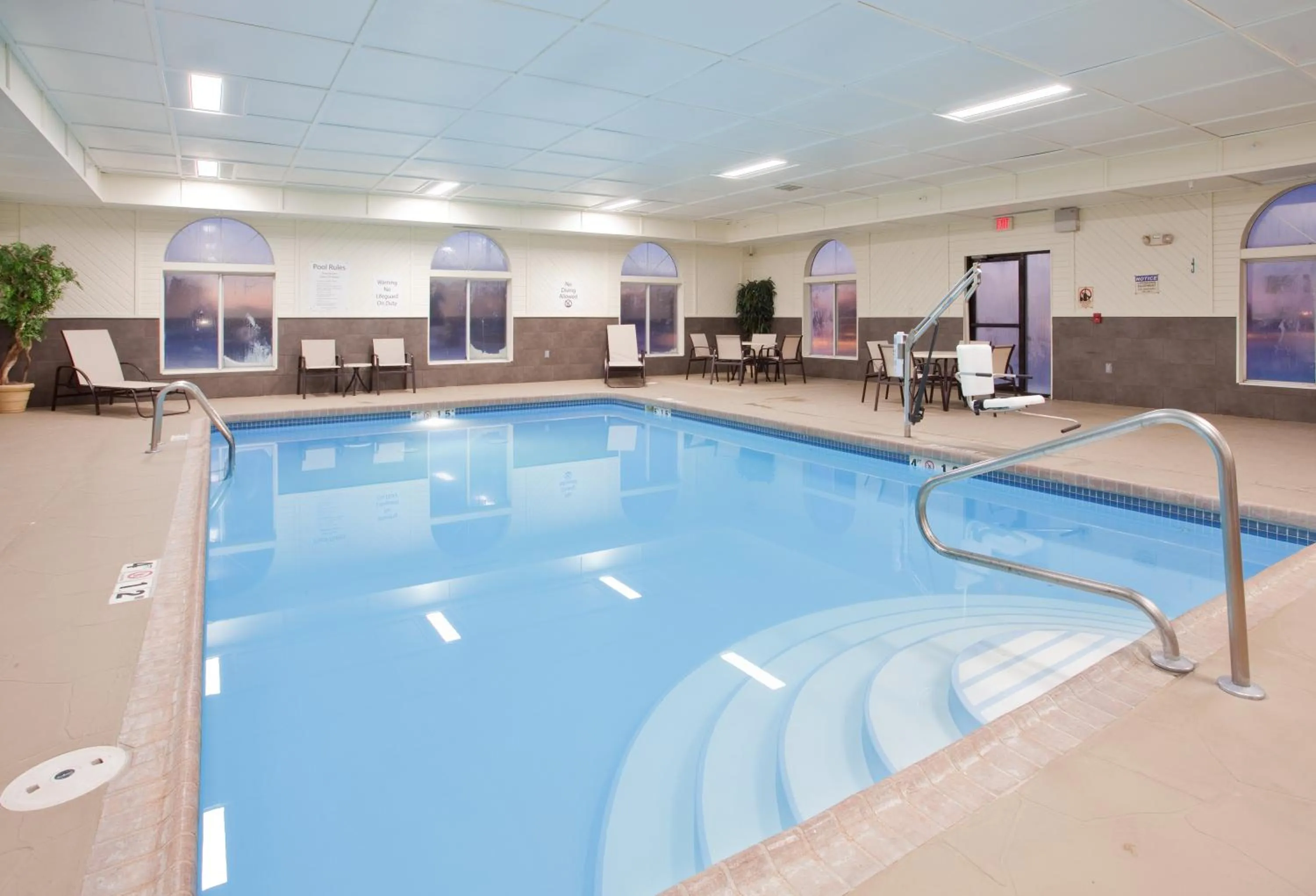 Swimming pool in Holiday Inn Express Hotel & Suites Beatrice by IHG