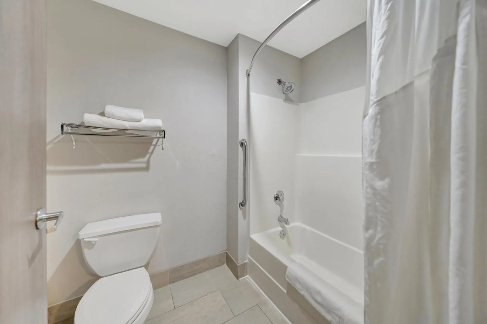 Bathroom in Holiday Inn Express Hotel & Suites Beatrice by IHG