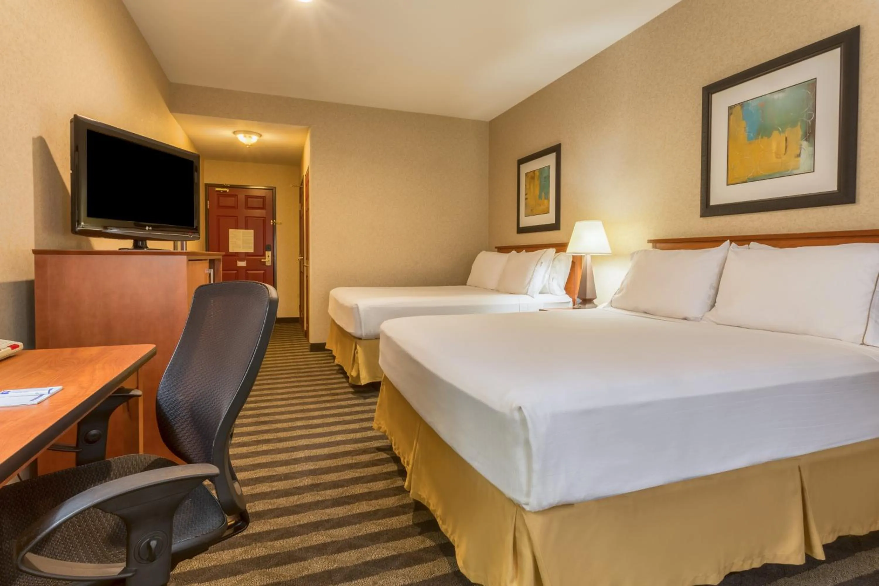 Photo of the whole room, Bed in Holiday Inn Express Hotel & Suites Manteca by IHG