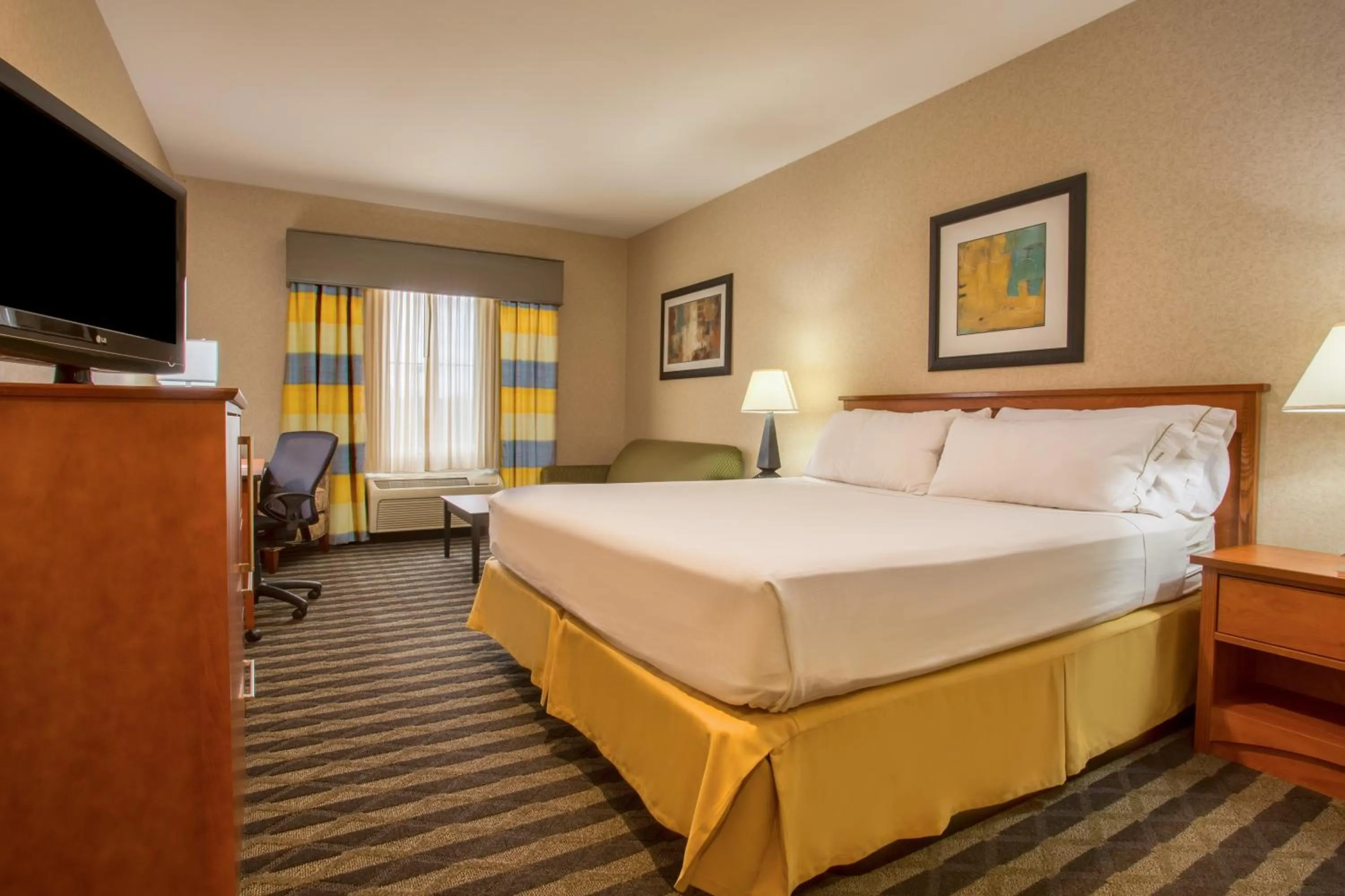 Photo of the whole room, Bed in Holiday Inn Express Hotel & Suites Manteca by IHG