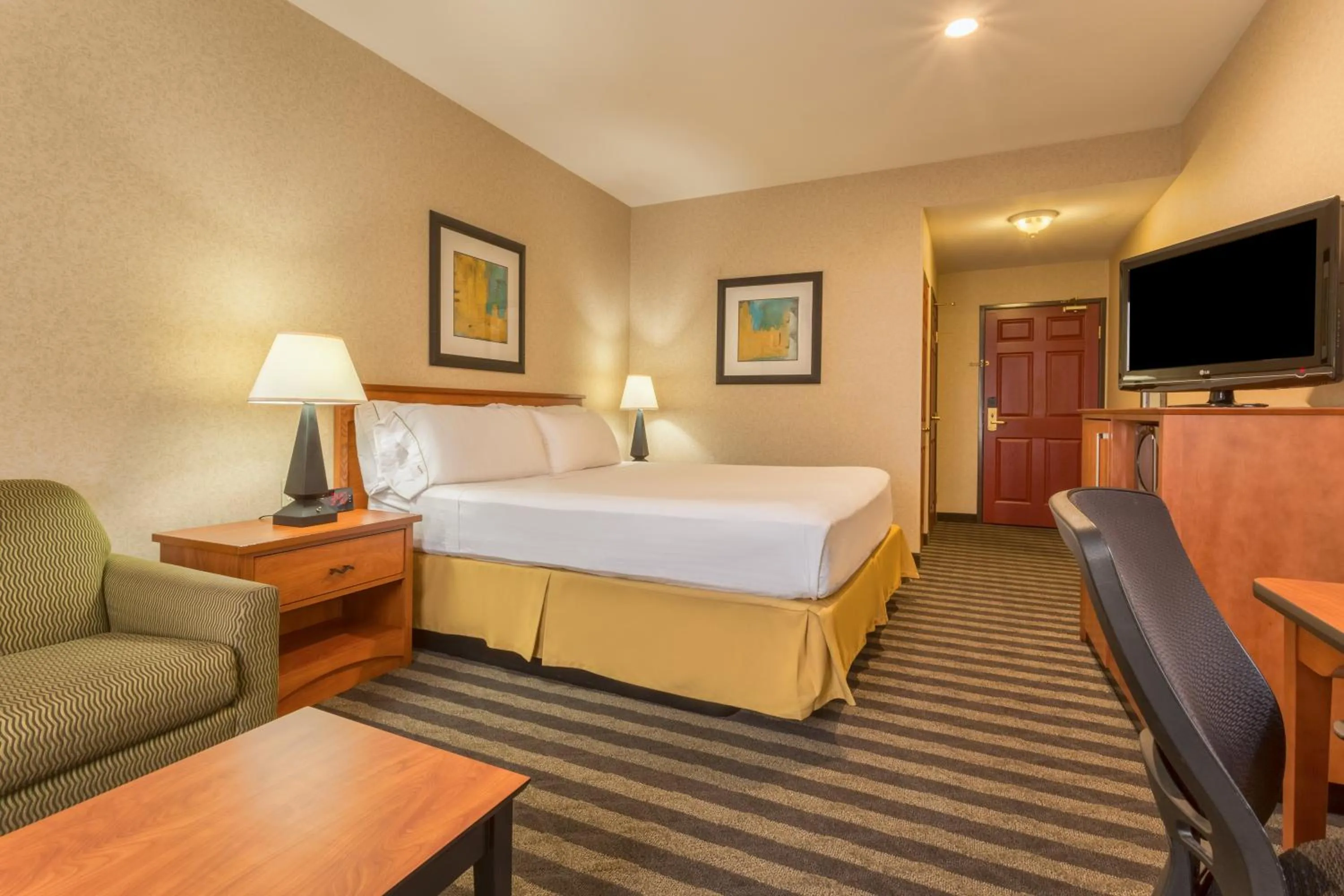 Photo of the whole room, Bed in Holiday Inn Express Hotel & Suites Manteca by IHG