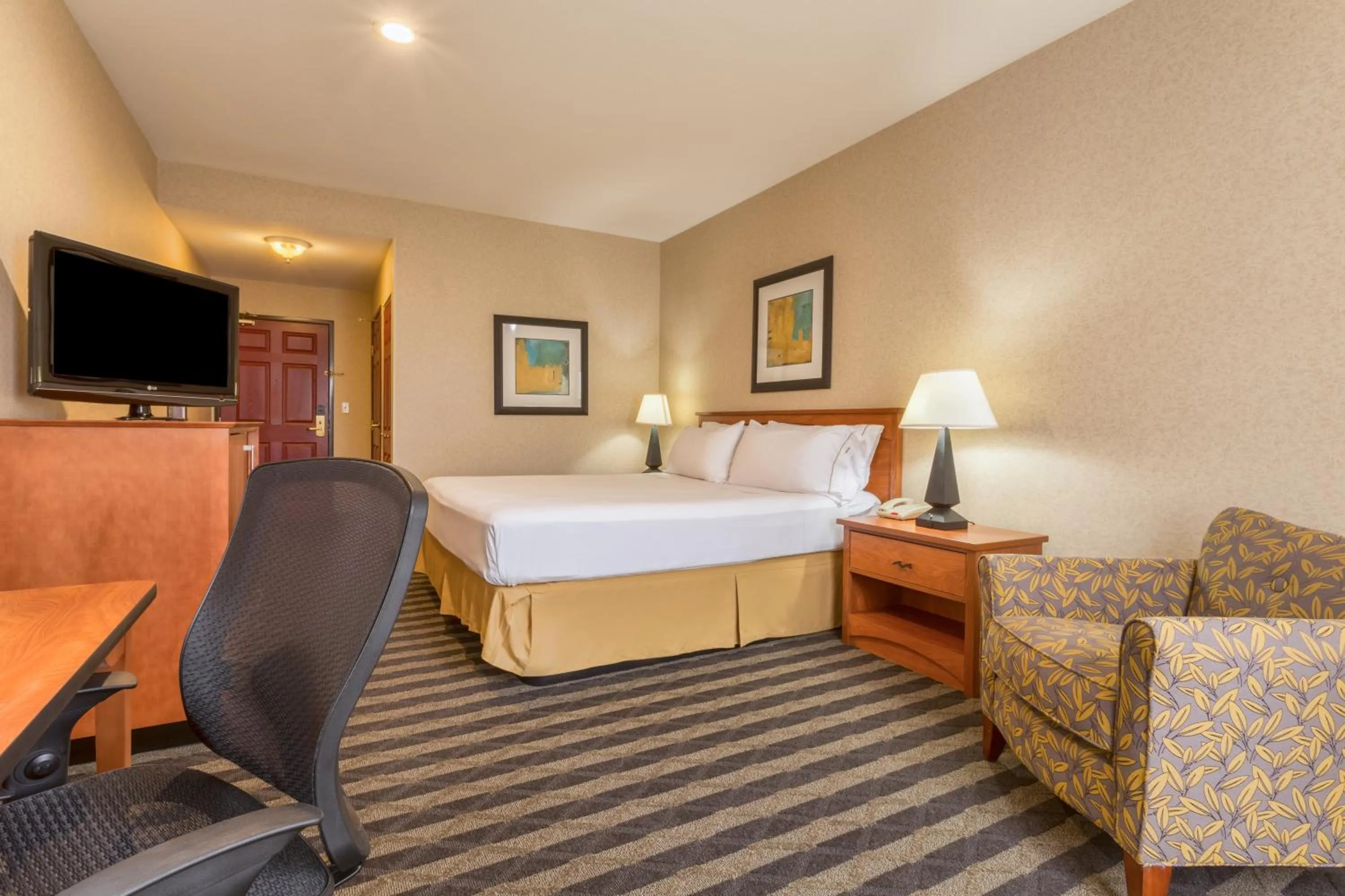 Photo of the whole room, Bed in Holiday Inn Express Hotel & Suites Manteca by IHG