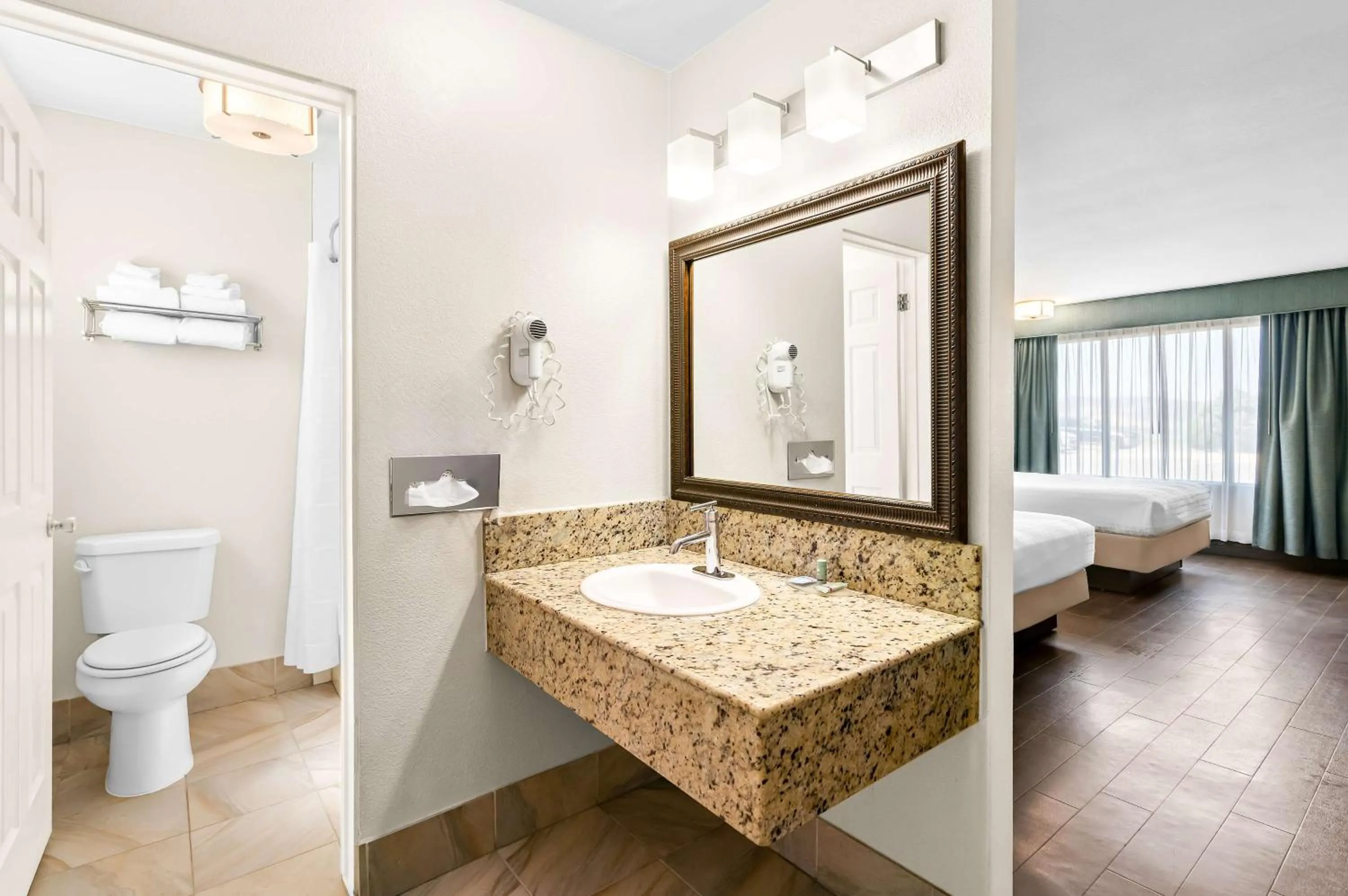 Bedroom, Bed in Best Western Paradise Inn