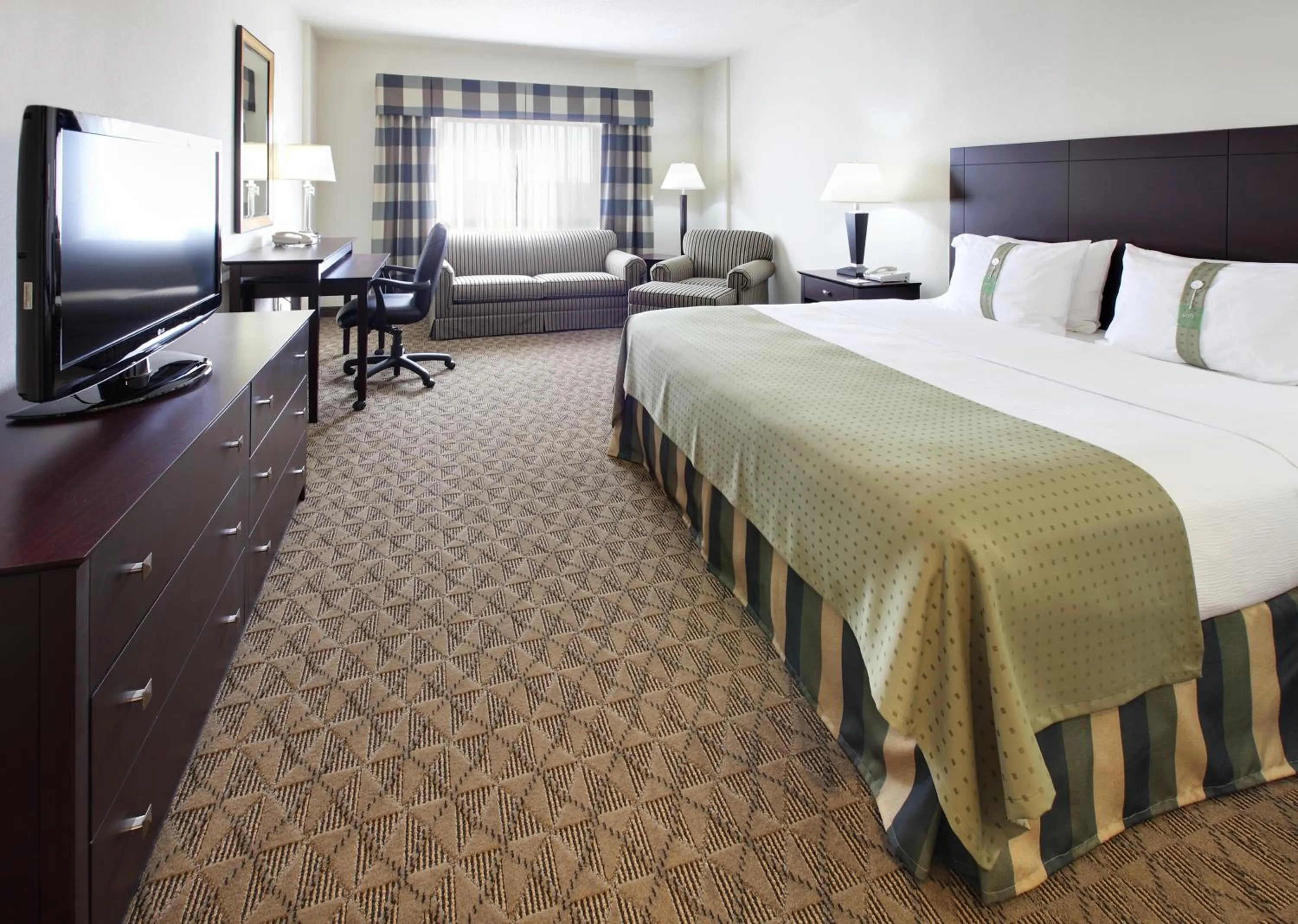 Photo of the whole room, Bed in Holiday Inn Springdale-Fayetteville Area by IHG