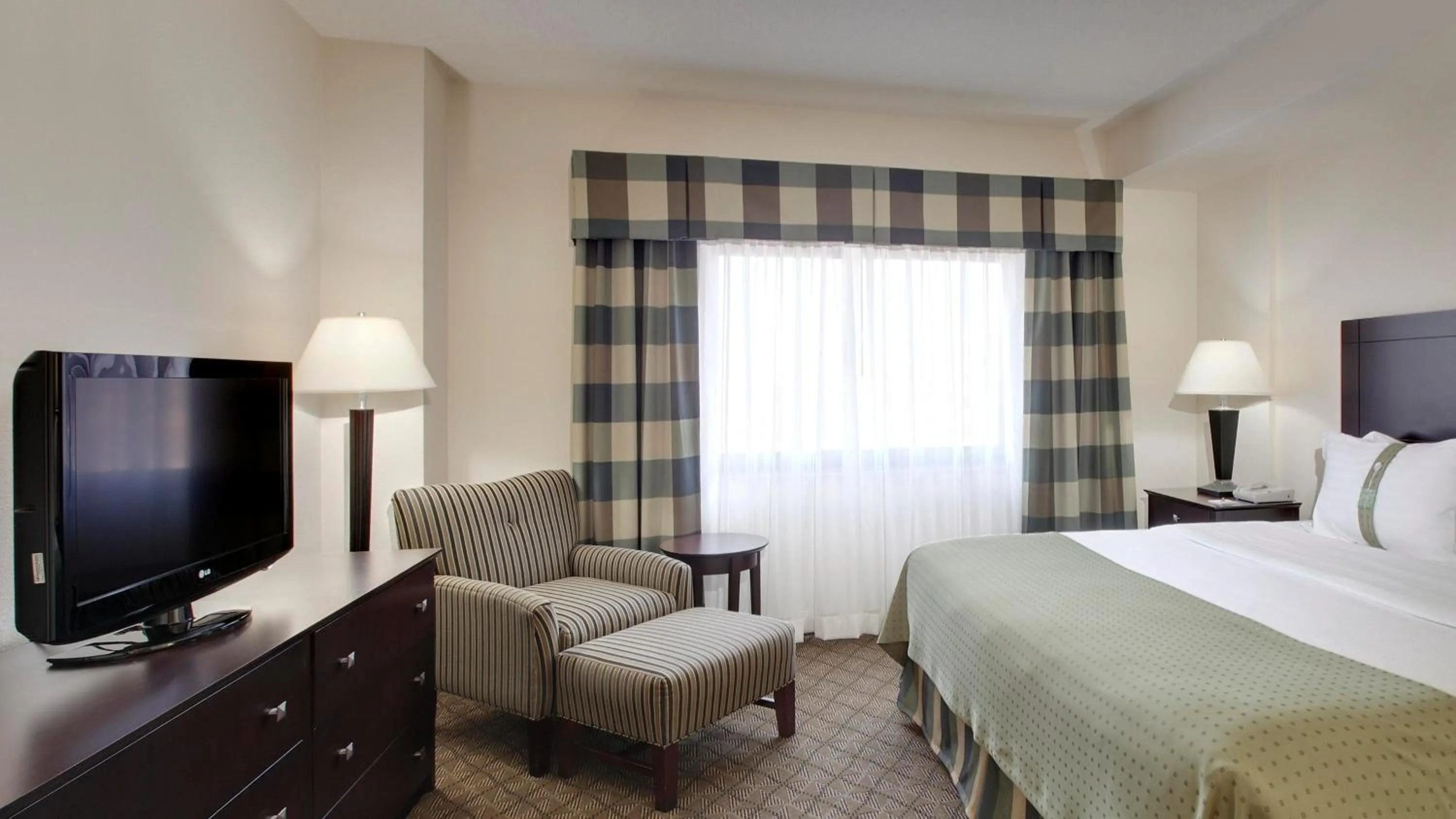 Photo of the whole room, Bed in Holiday Inn Springdale-Fayetteville Area by IHG