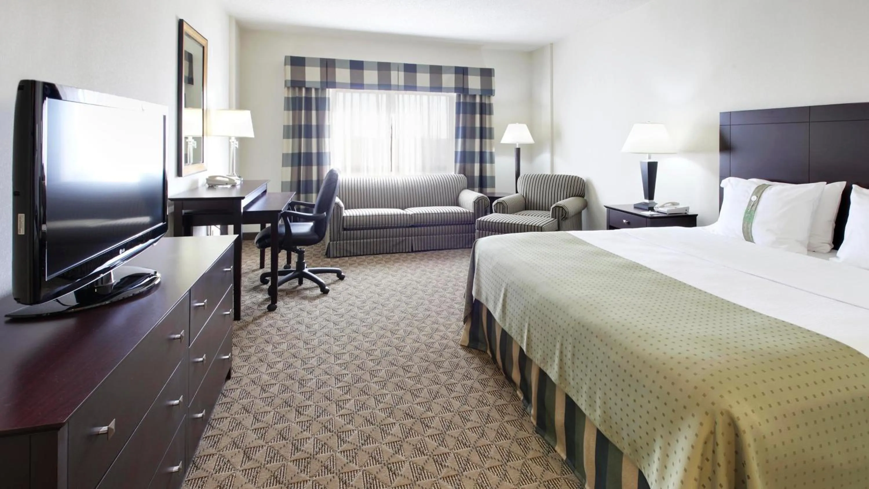 Photo of the whole room, Bed in Holiday Inn Springdale-Fayetteville Area by IHG