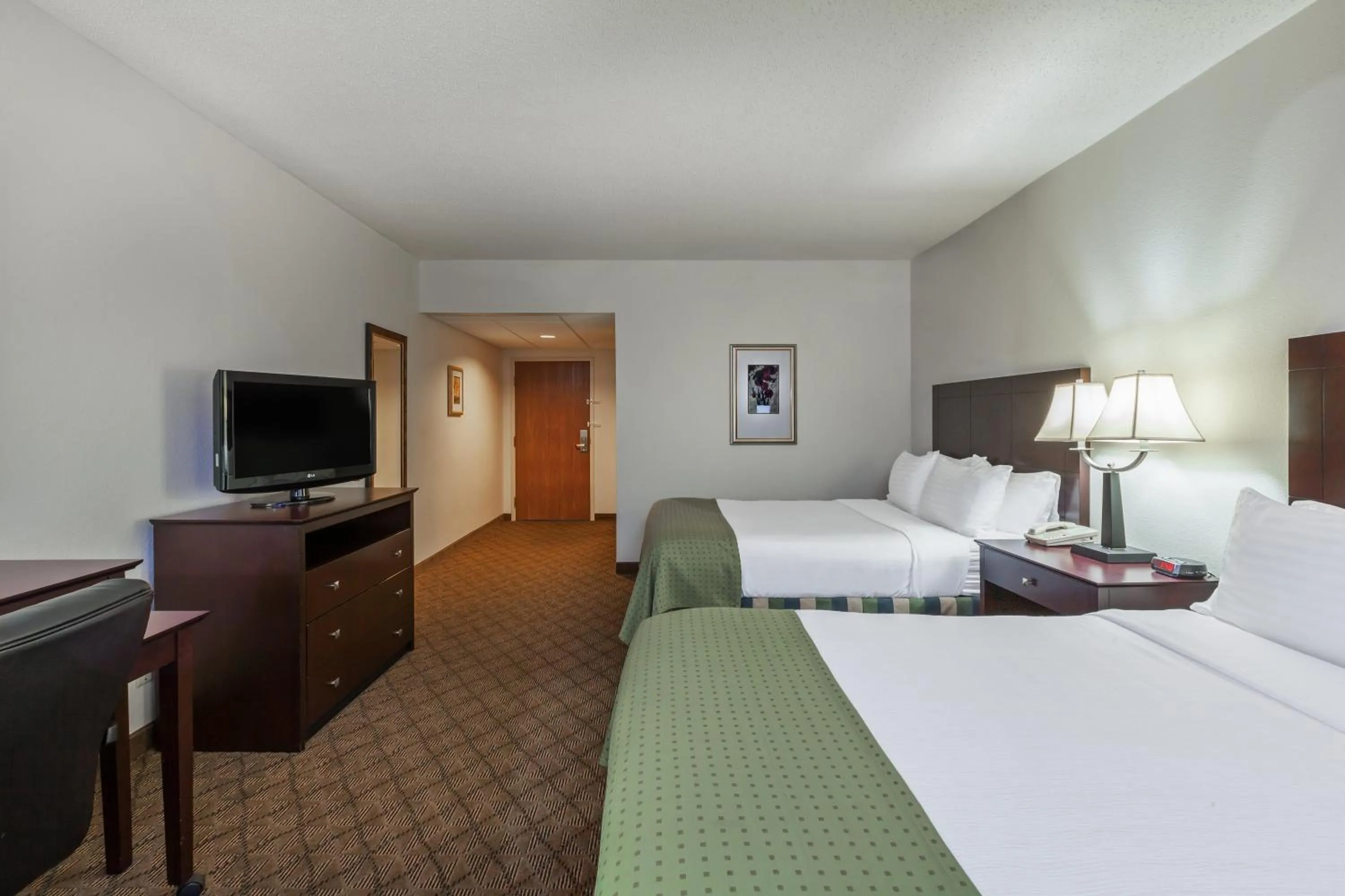 Photo of the whole room, Bed in Holiday Inn Springdale-Fayetteville Area by IHG