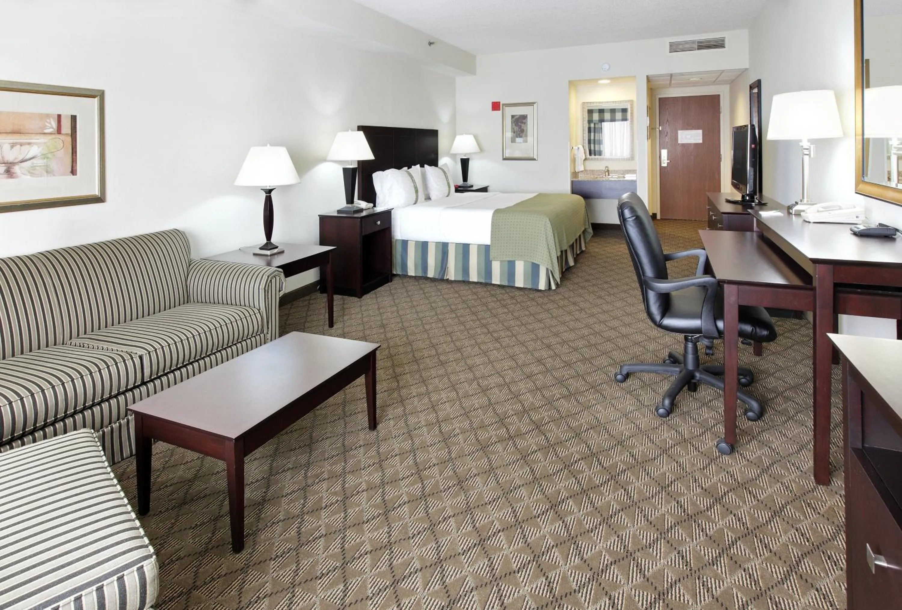 Photo of the whole room, Bed in Holiday Inn Springdale-Fayetteville Area by IHG