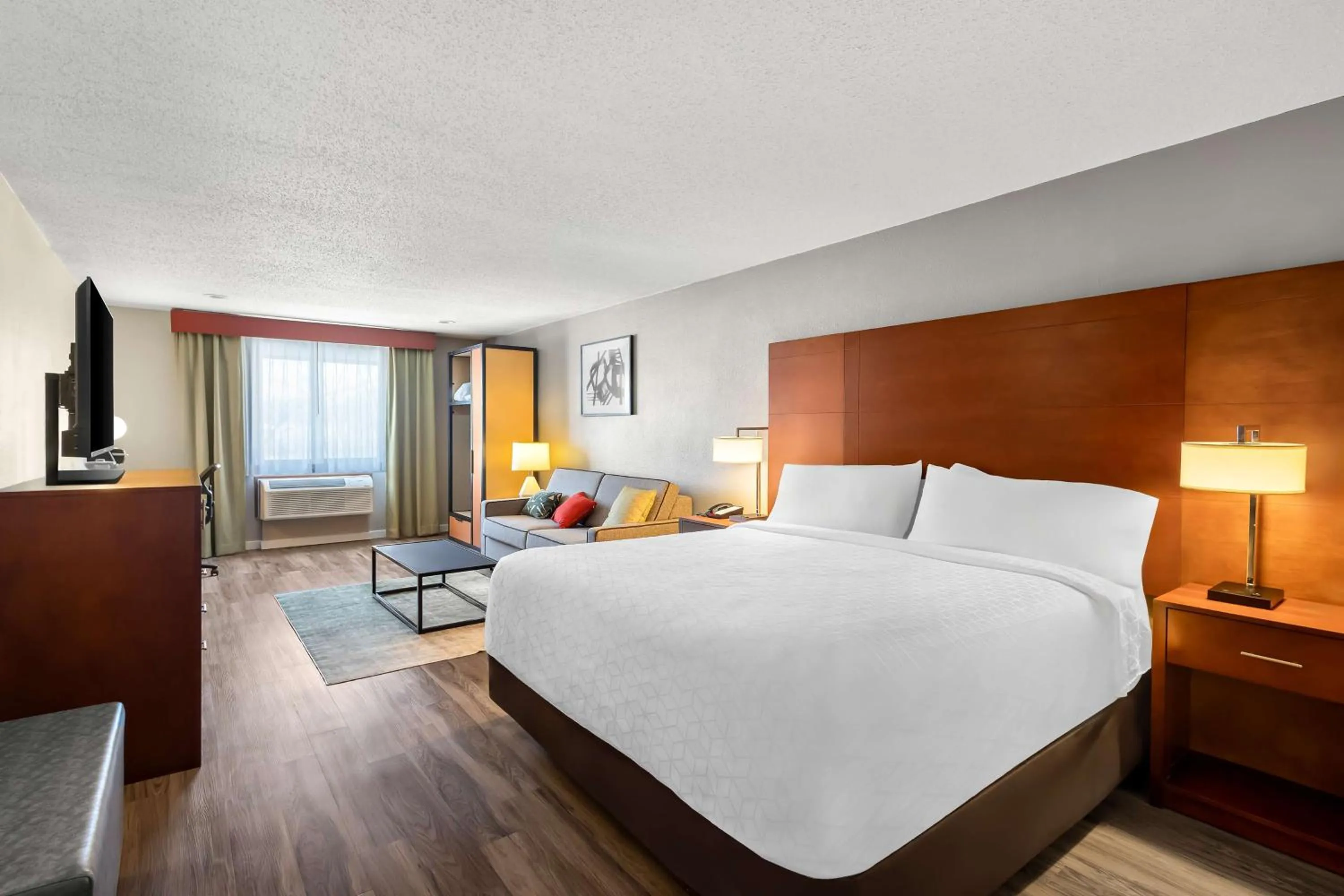 Bedroom, Bed in SureStay Plus by Best Western Fremont I-69