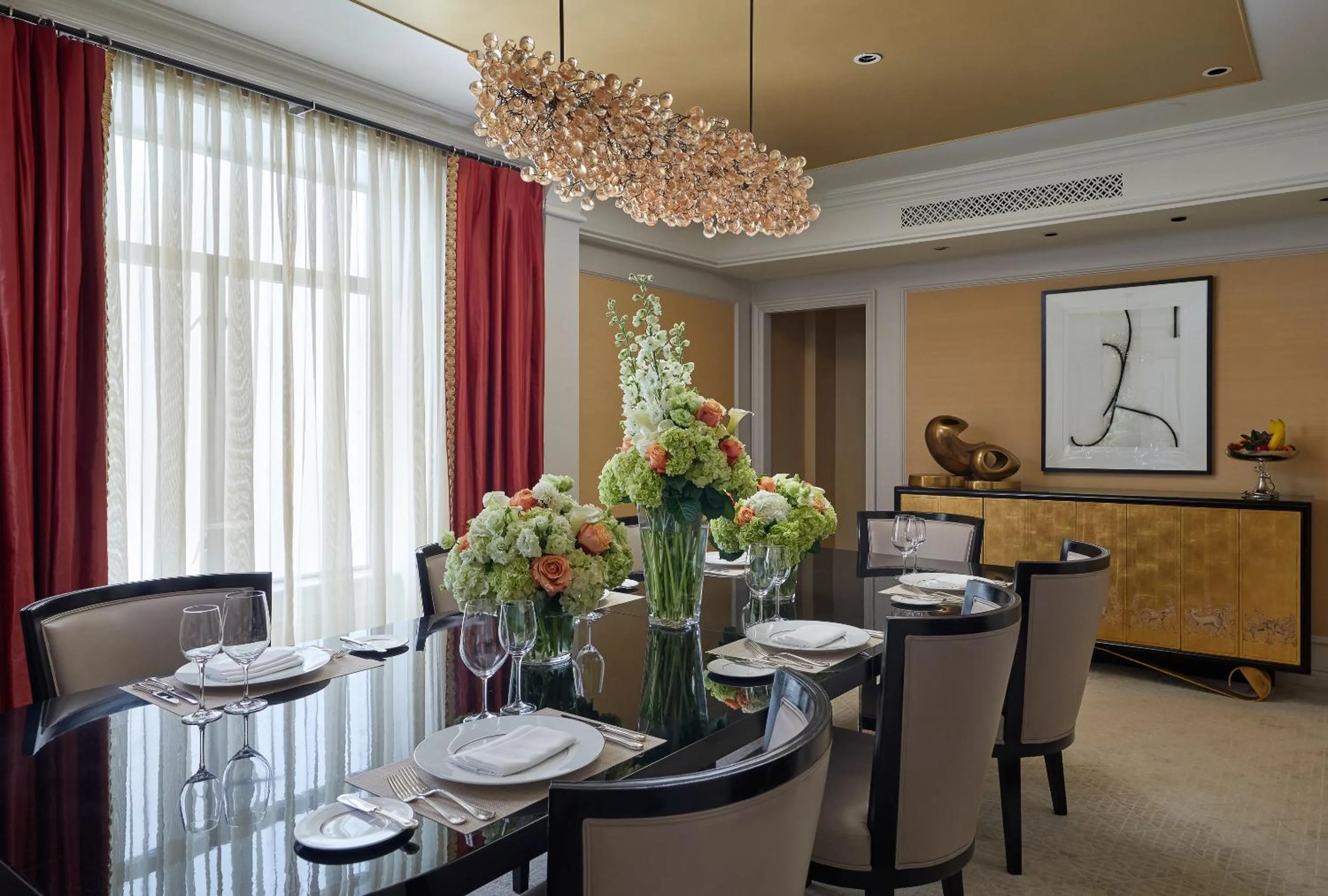 Dining area in The Peninsula New York